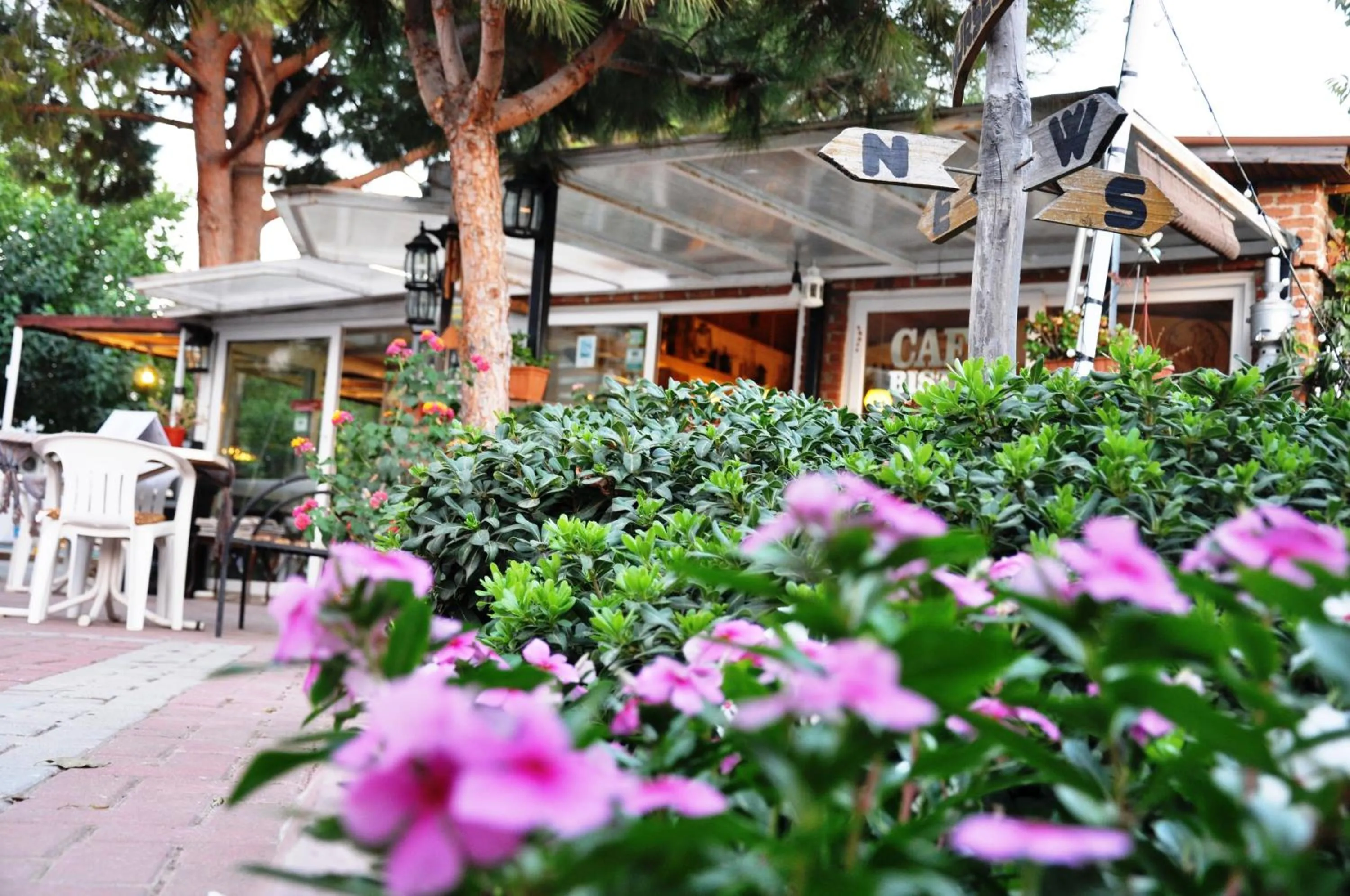 Restaurant/places to eat in Mursel Garden Hotel