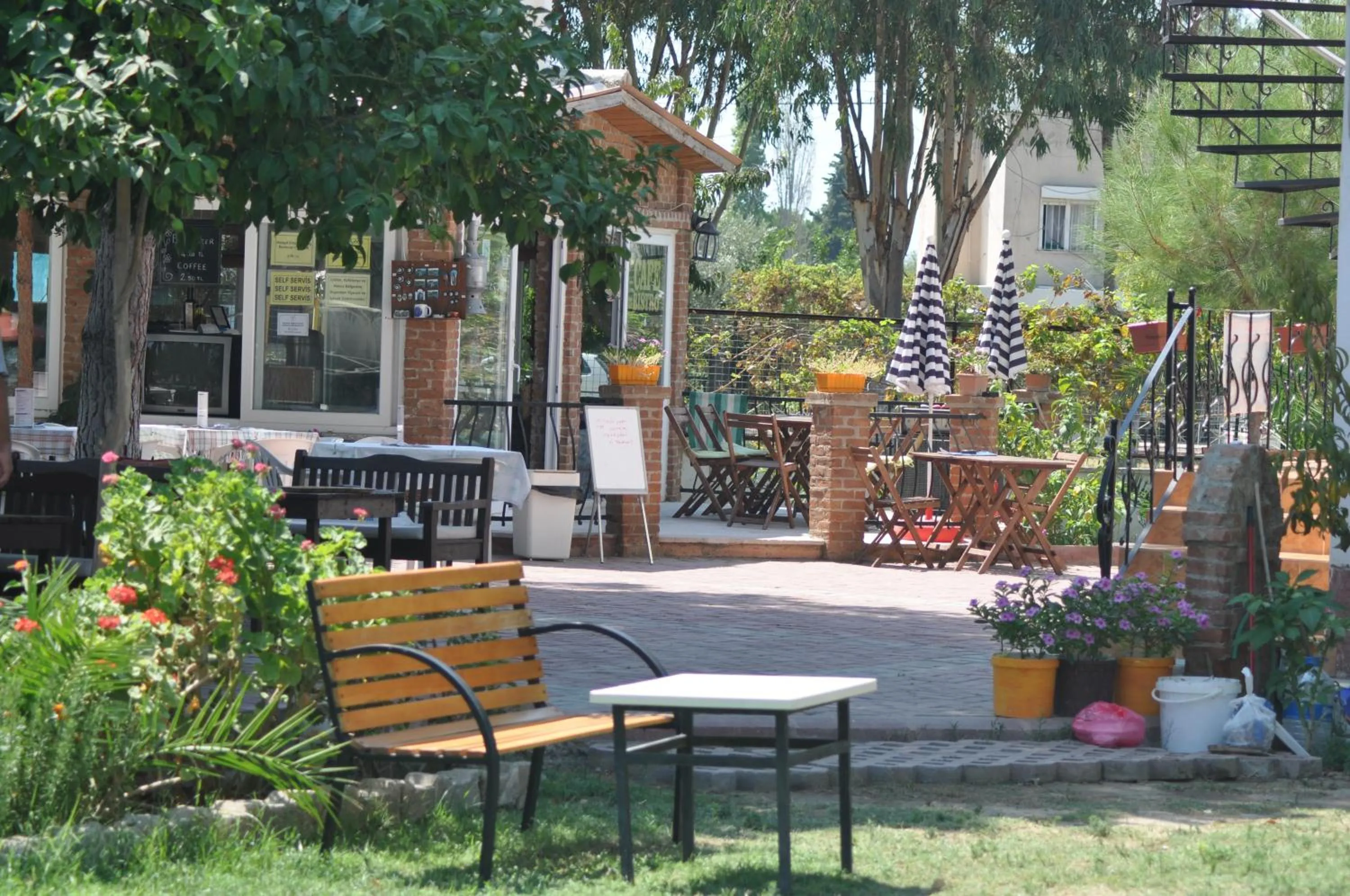 Restaurant/places to eat in Mursel Garden Hotel