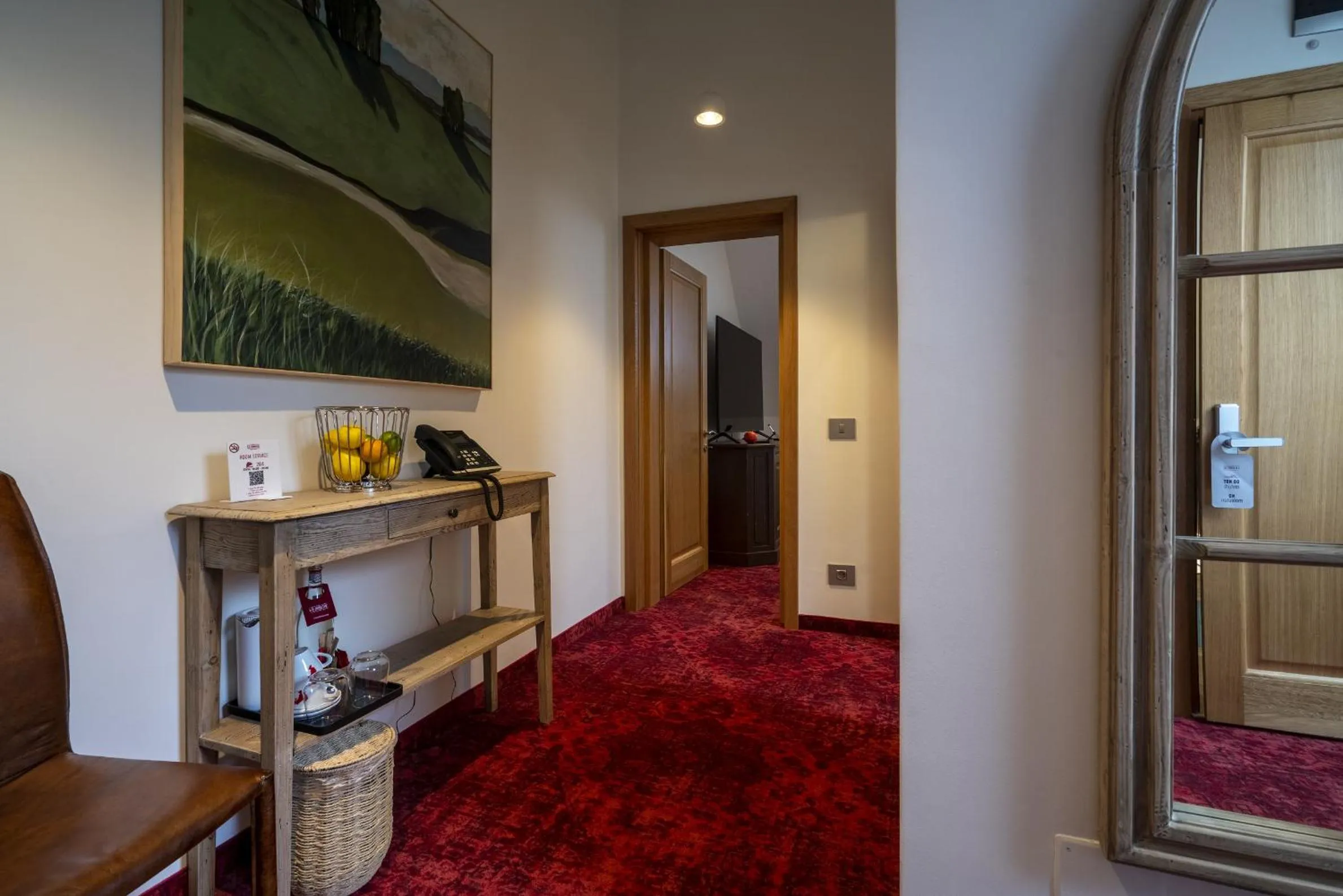 hair dresser in La Boheme Boutique Casa Soare