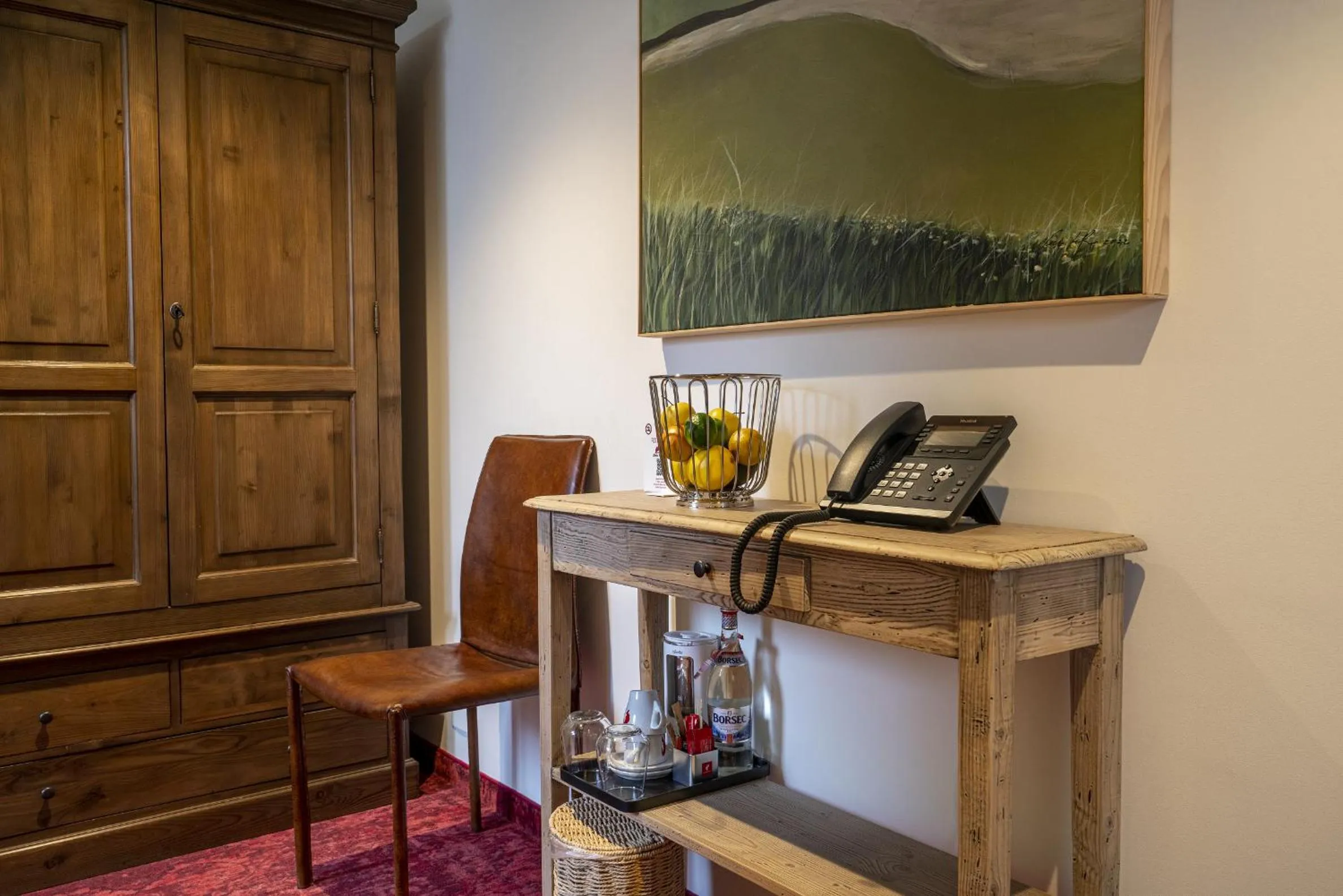 hair dresser in La Boheme Boutique Casa Soare