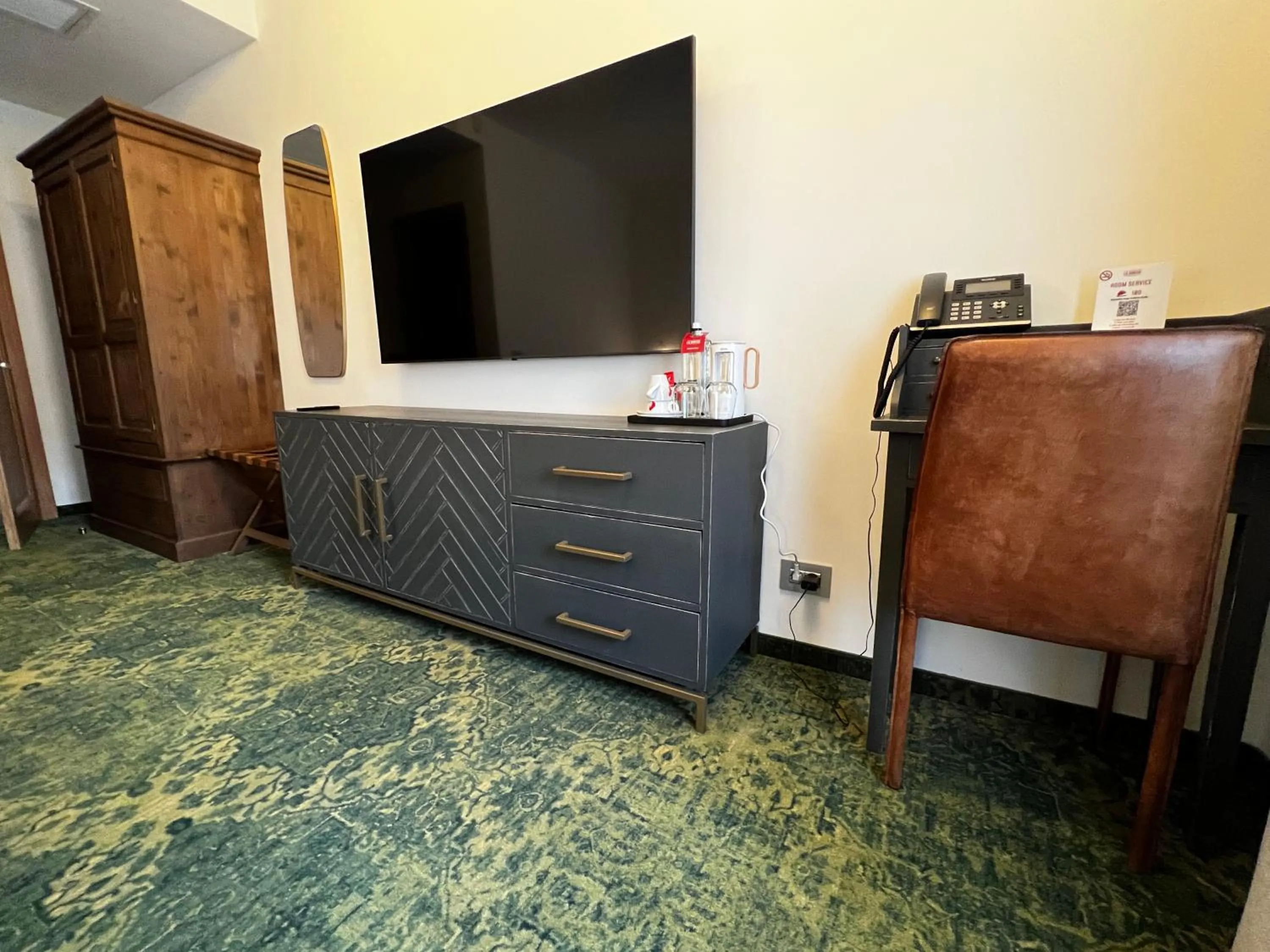 TV and multimedia in La Boheme Boutique Casa Soare