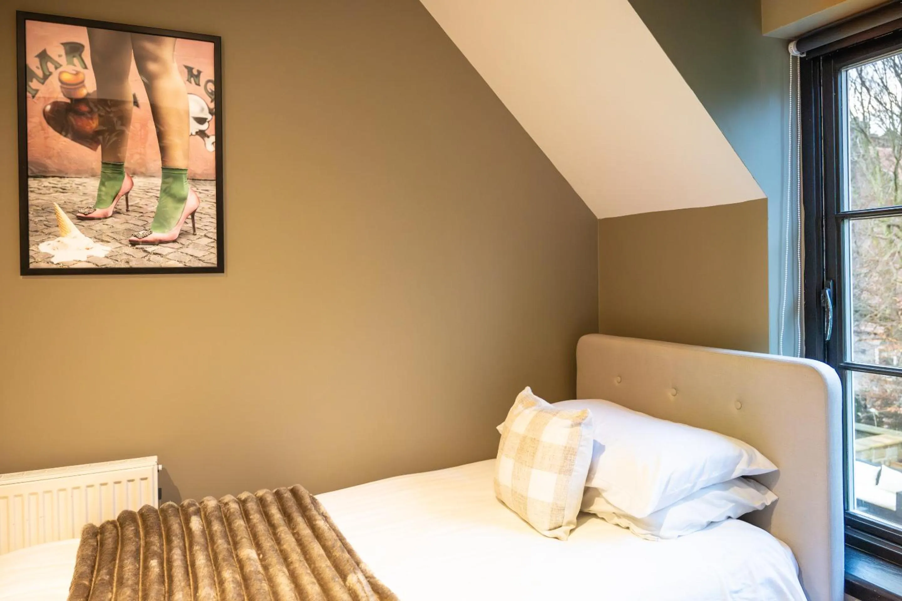 Bedroom, Bed in Northern Hideaways Apple Store