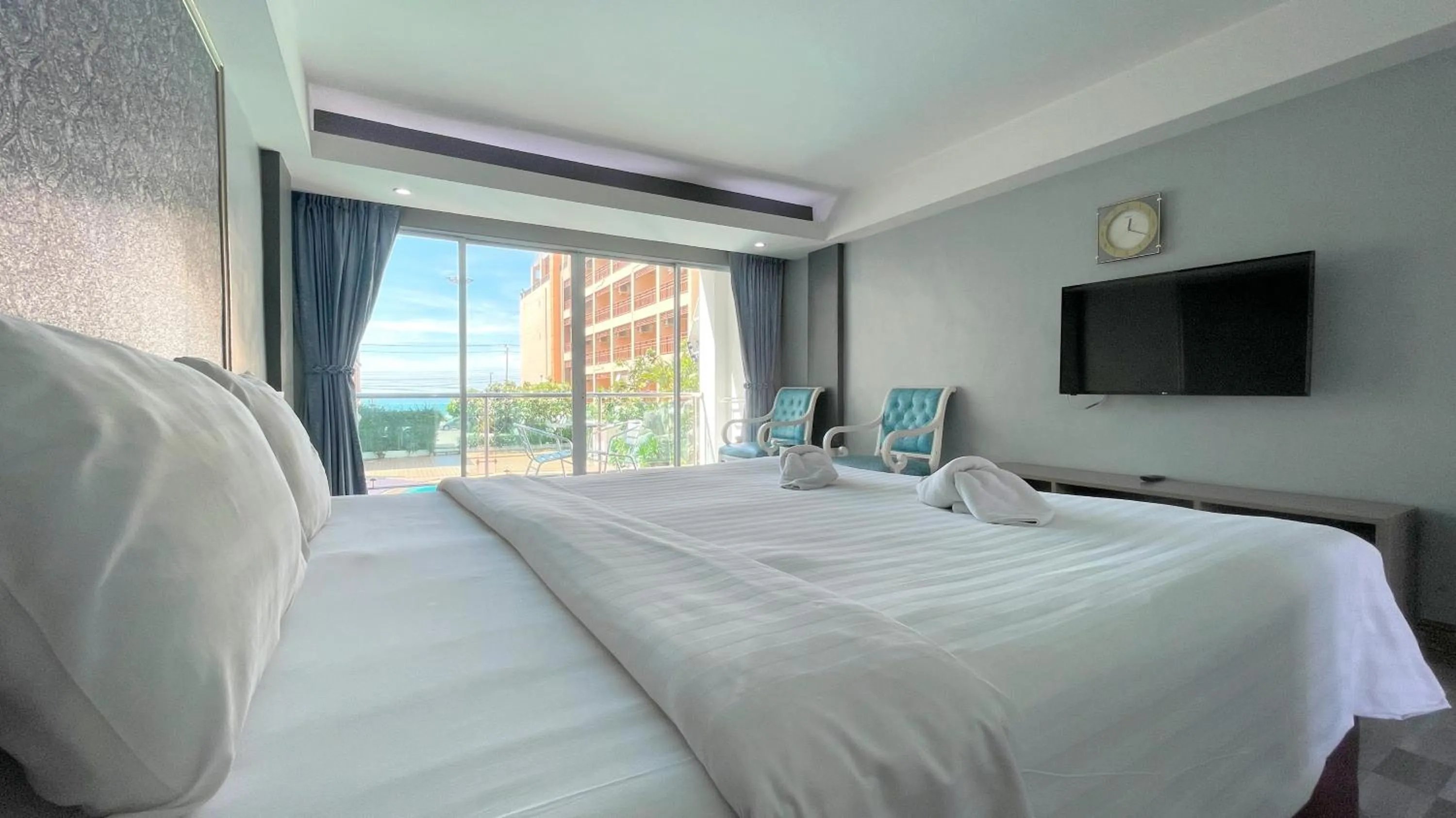 Bed in Dragon Beach Resort , Jomtien Beach Pattaya