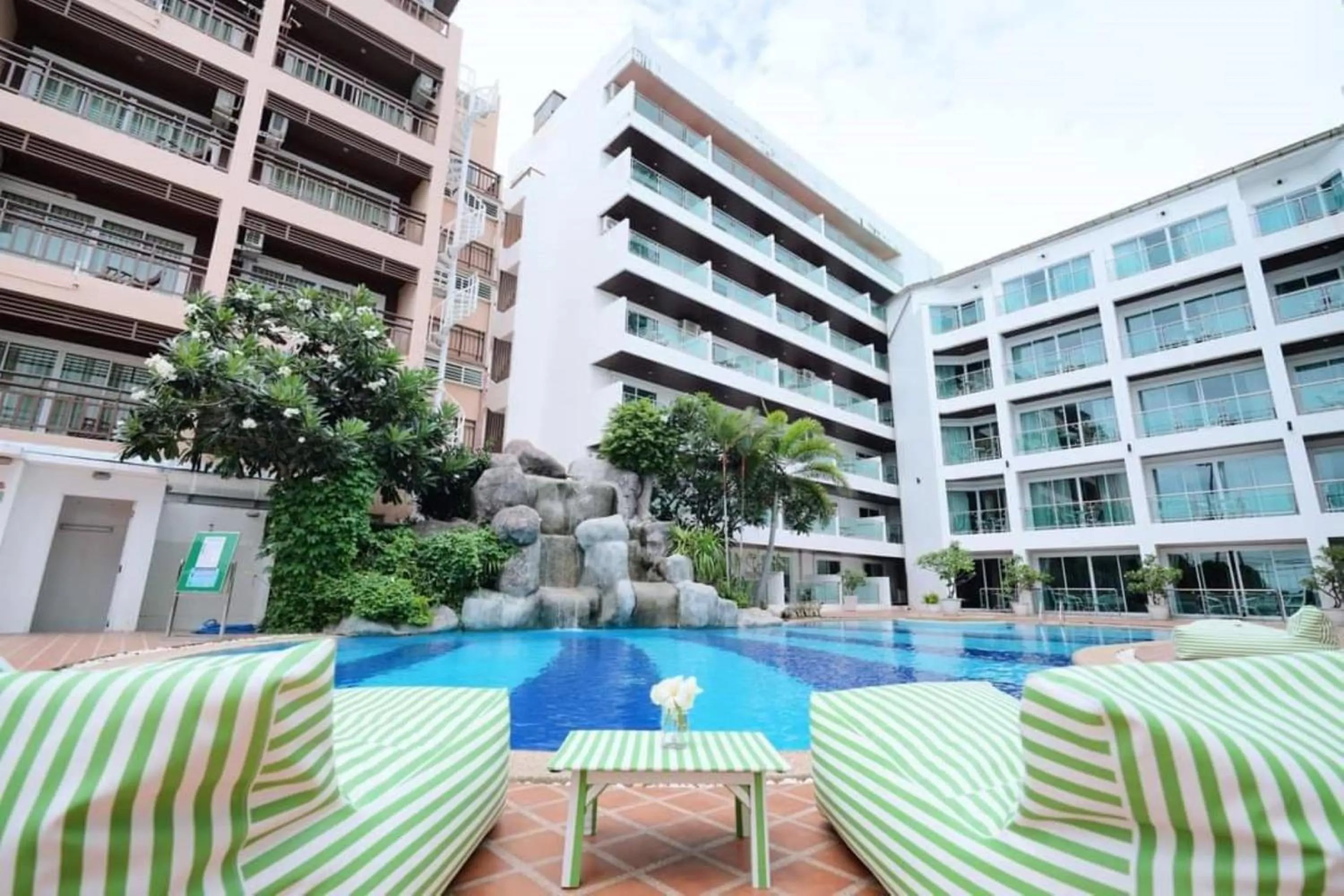 Swimming pool in Dragon Beach Resort , Jomtien Beach Pattaya