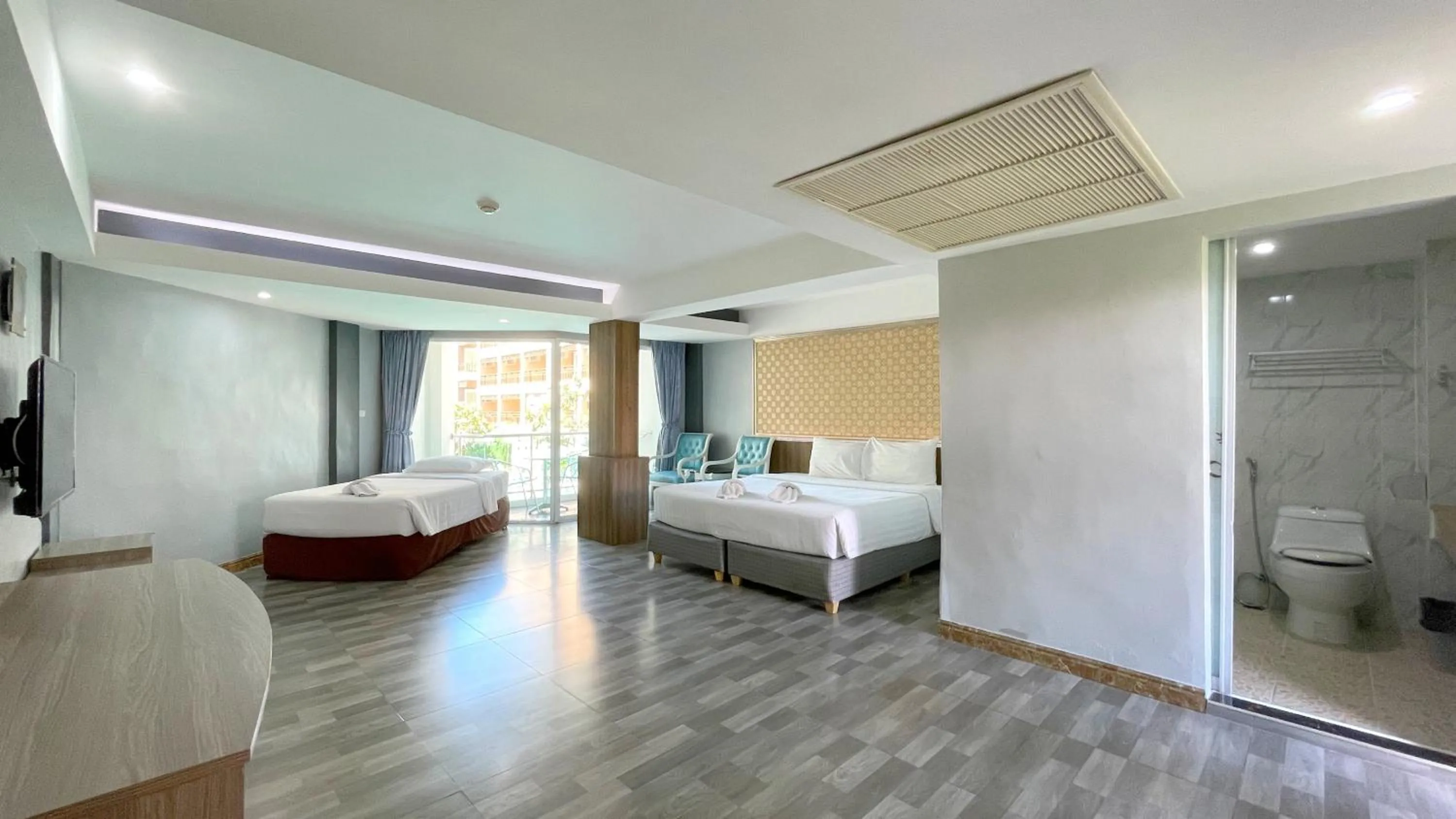 Photo of the whole room, Bed in Dragon Beach Resort , Jomtien Beach Pattaya