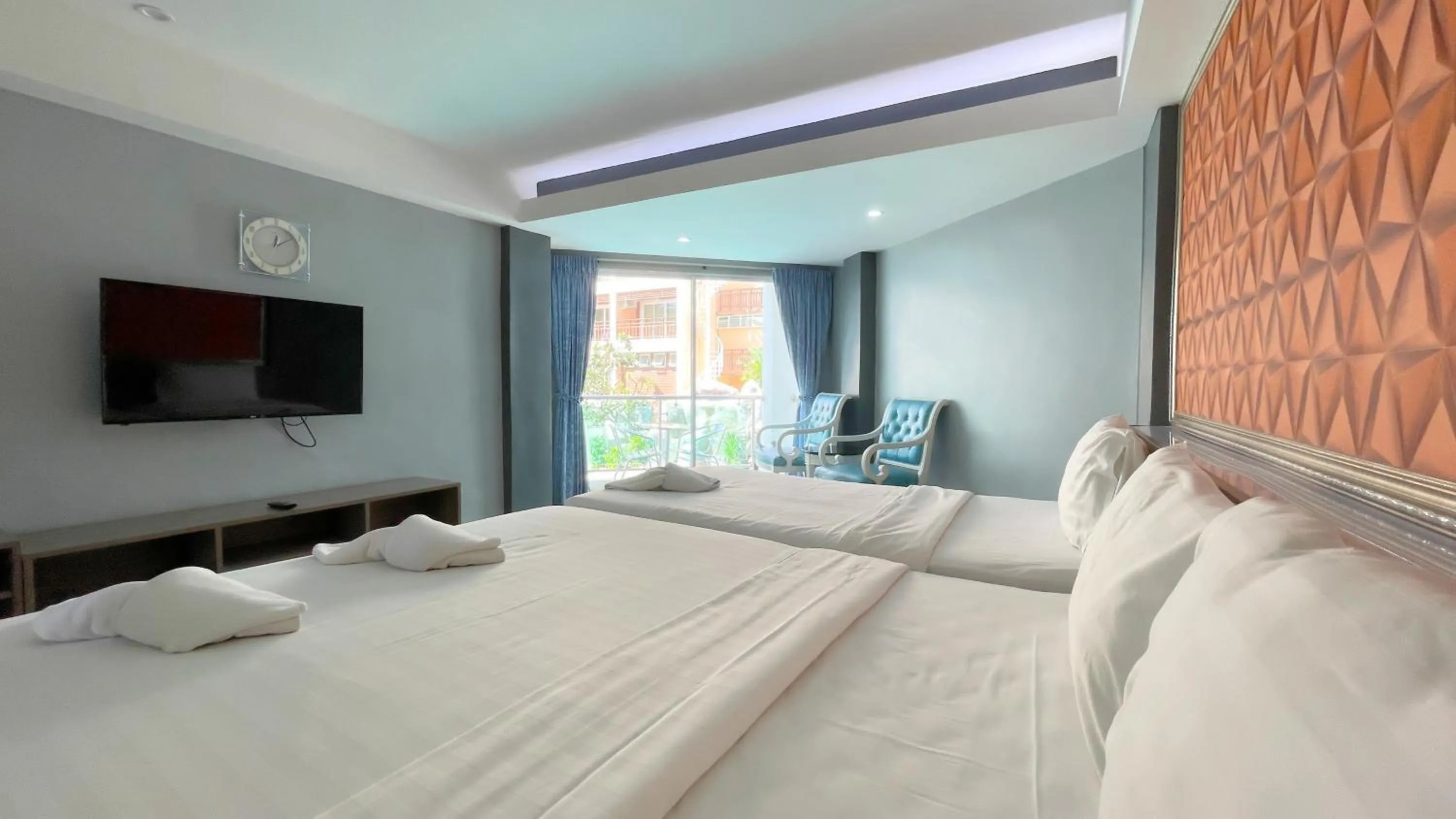 Bed in Dragon Beach Resort , Jomtien Beach Pattaya