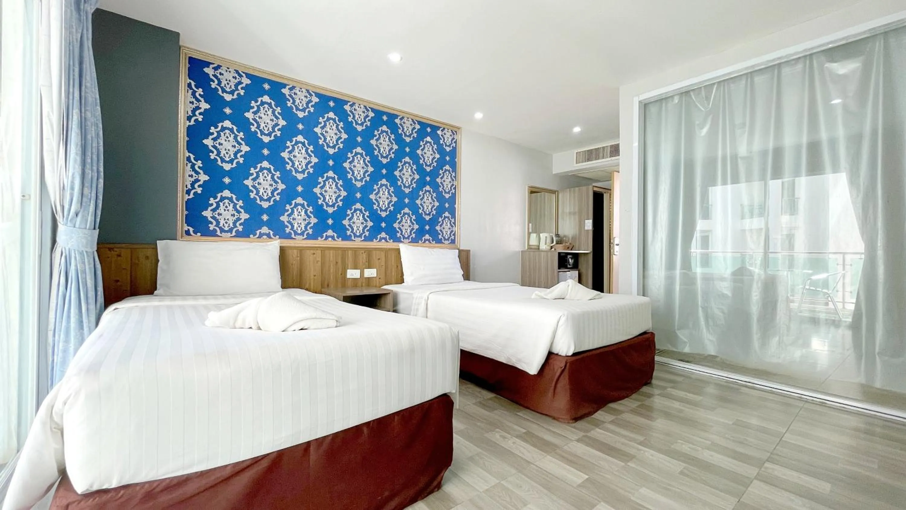 Photo of the whole room, Bed in Dragon Beach Resort , Jomtien Beach Pattaya