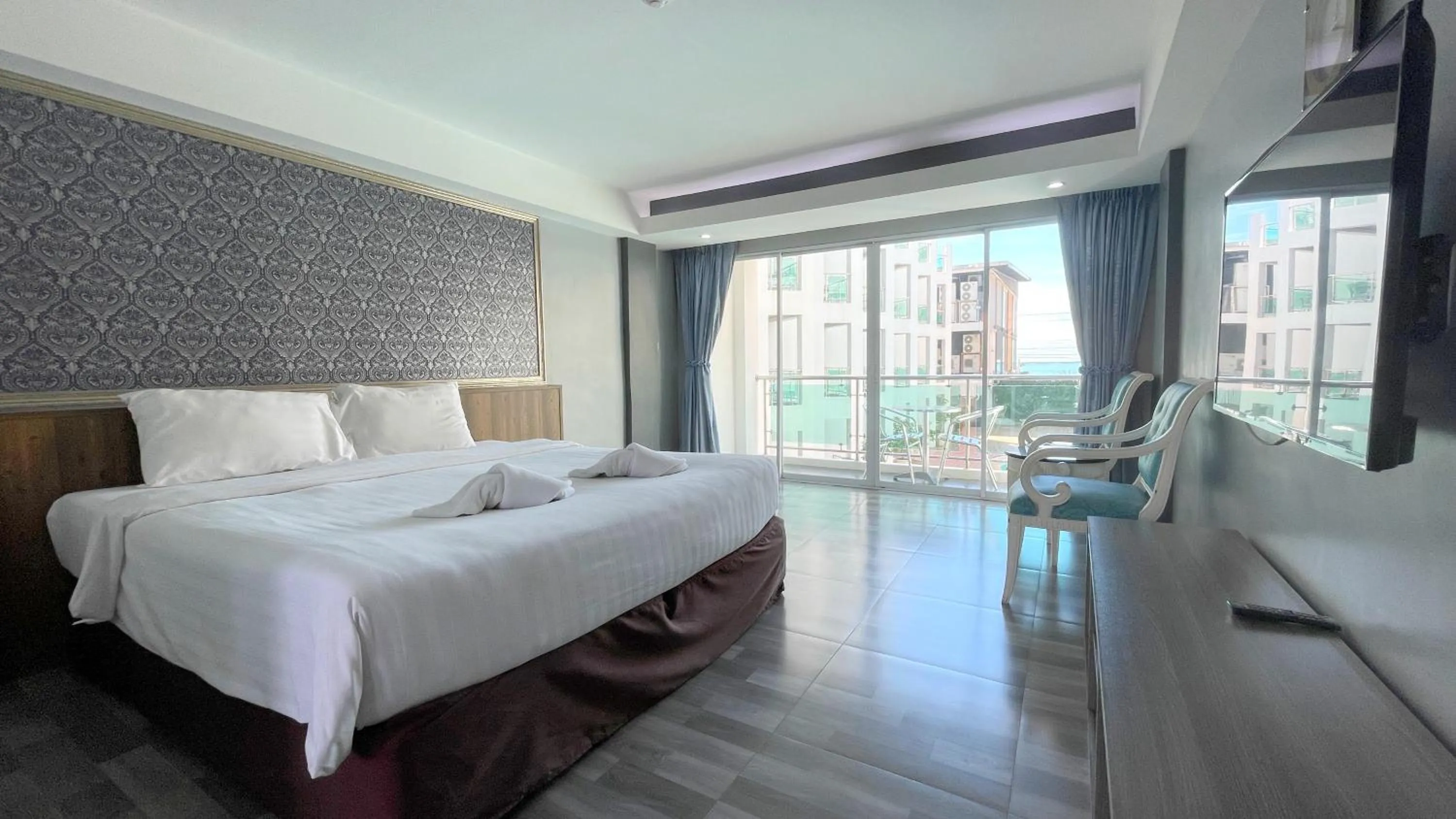 Bedroom, Bed in Dragon Beach Resort , Jomtien Beach Pattaya