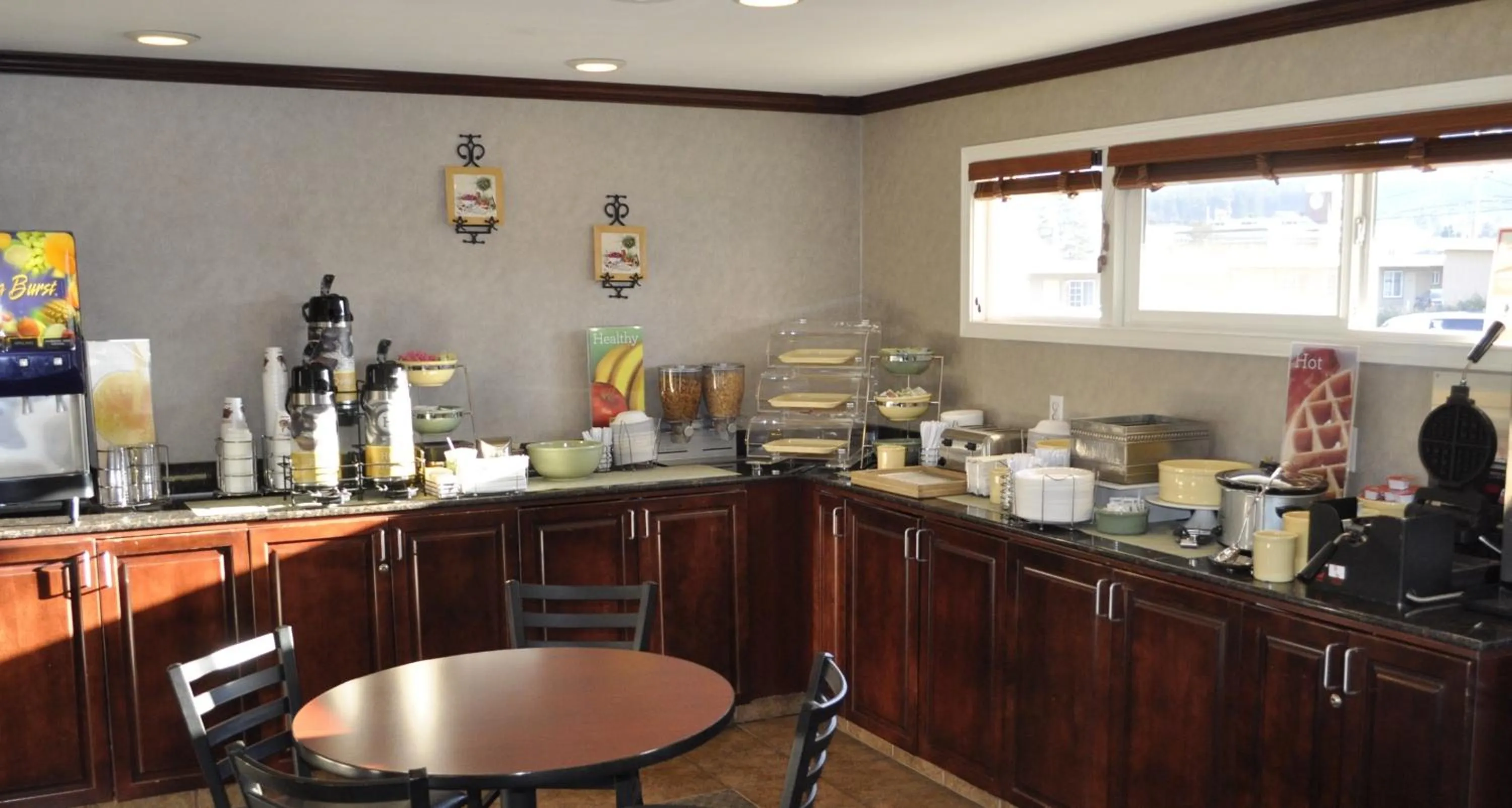 Restaurant/places to eat in Uptown Inn