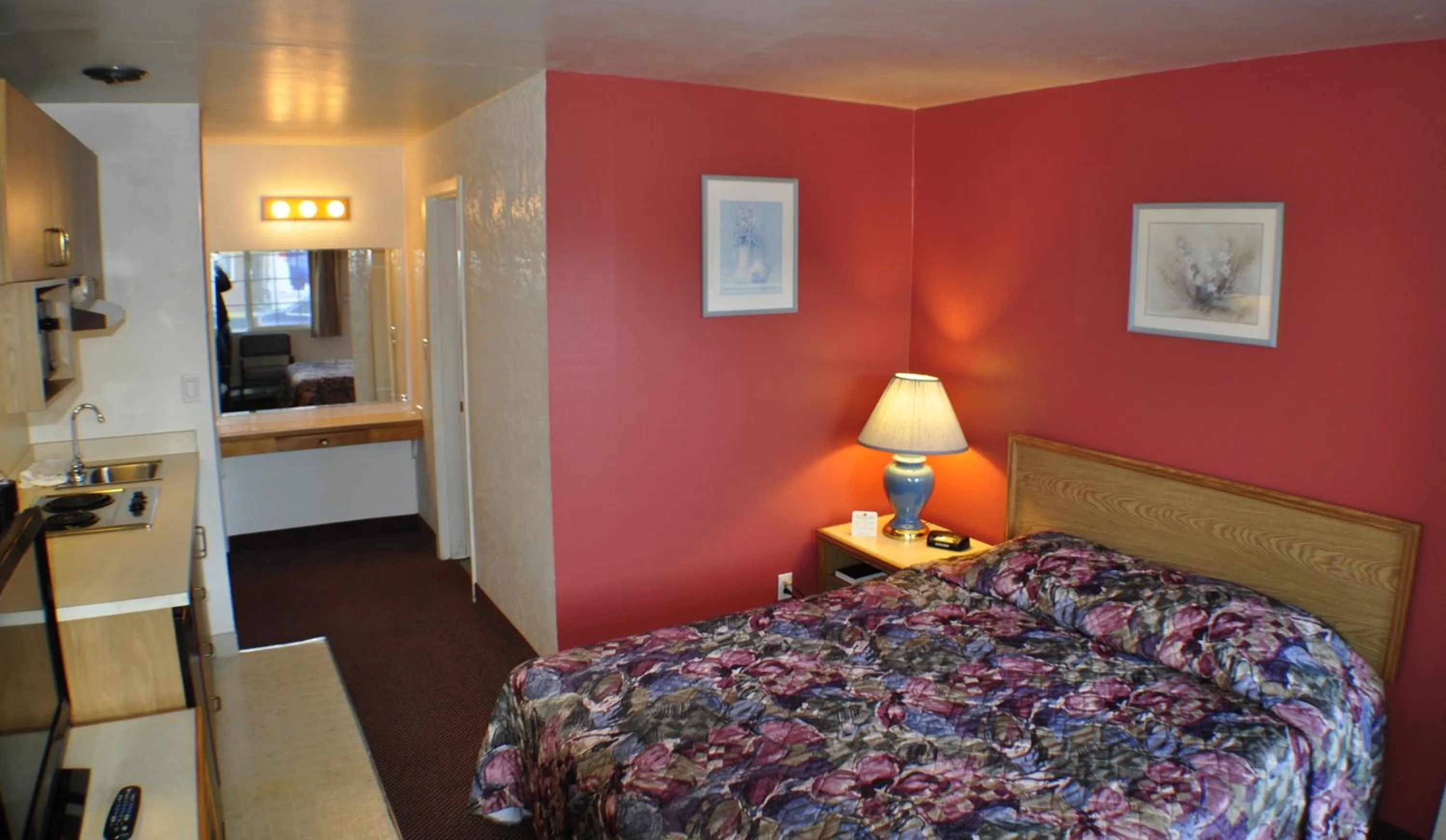 Photo of the whole room, Bed in Uptown Inn