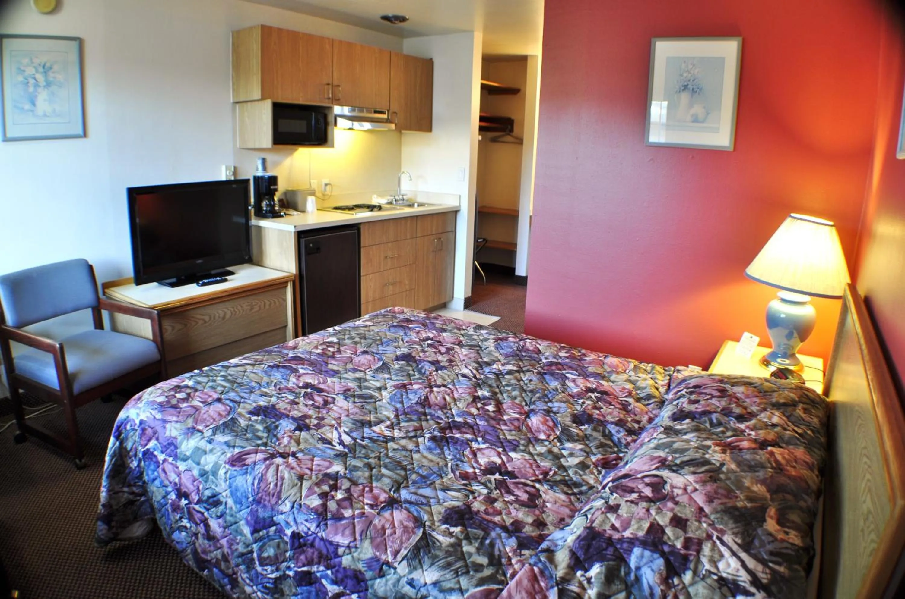 Photo of the whole room, Bed in Uptown Inn