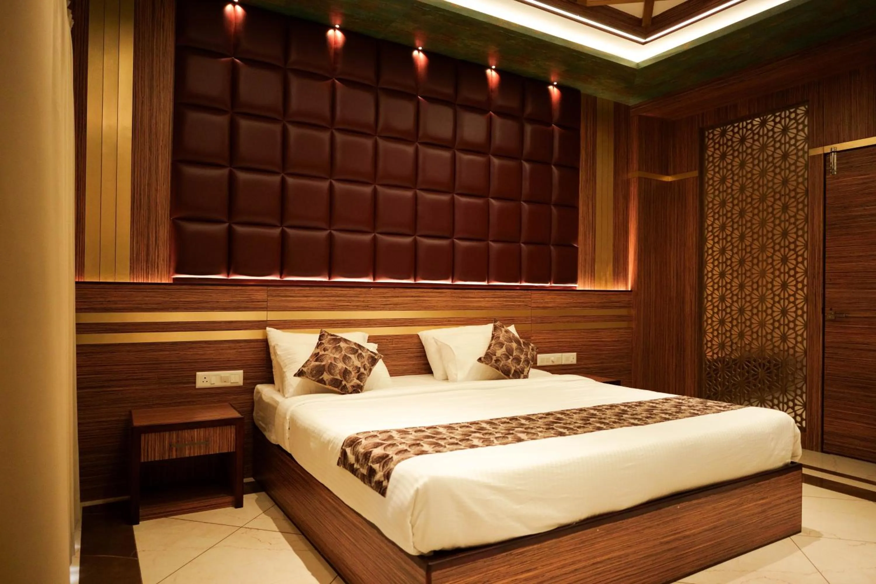 Photo of the whole room, Bed in Valluvanad Residency