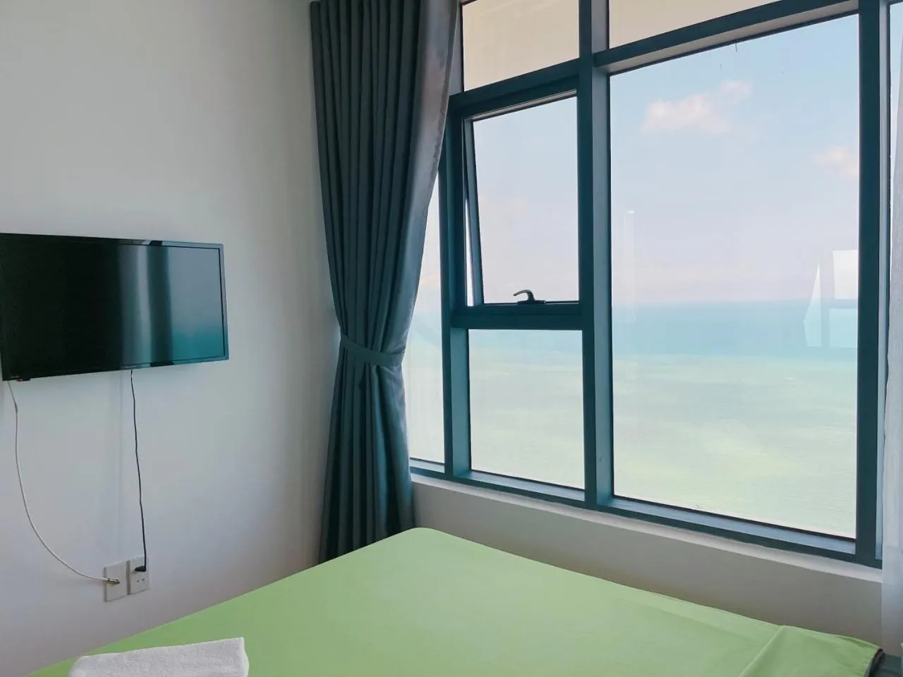 TV and multimedia, Bed in Pearl Nha Trang Beach Apartment