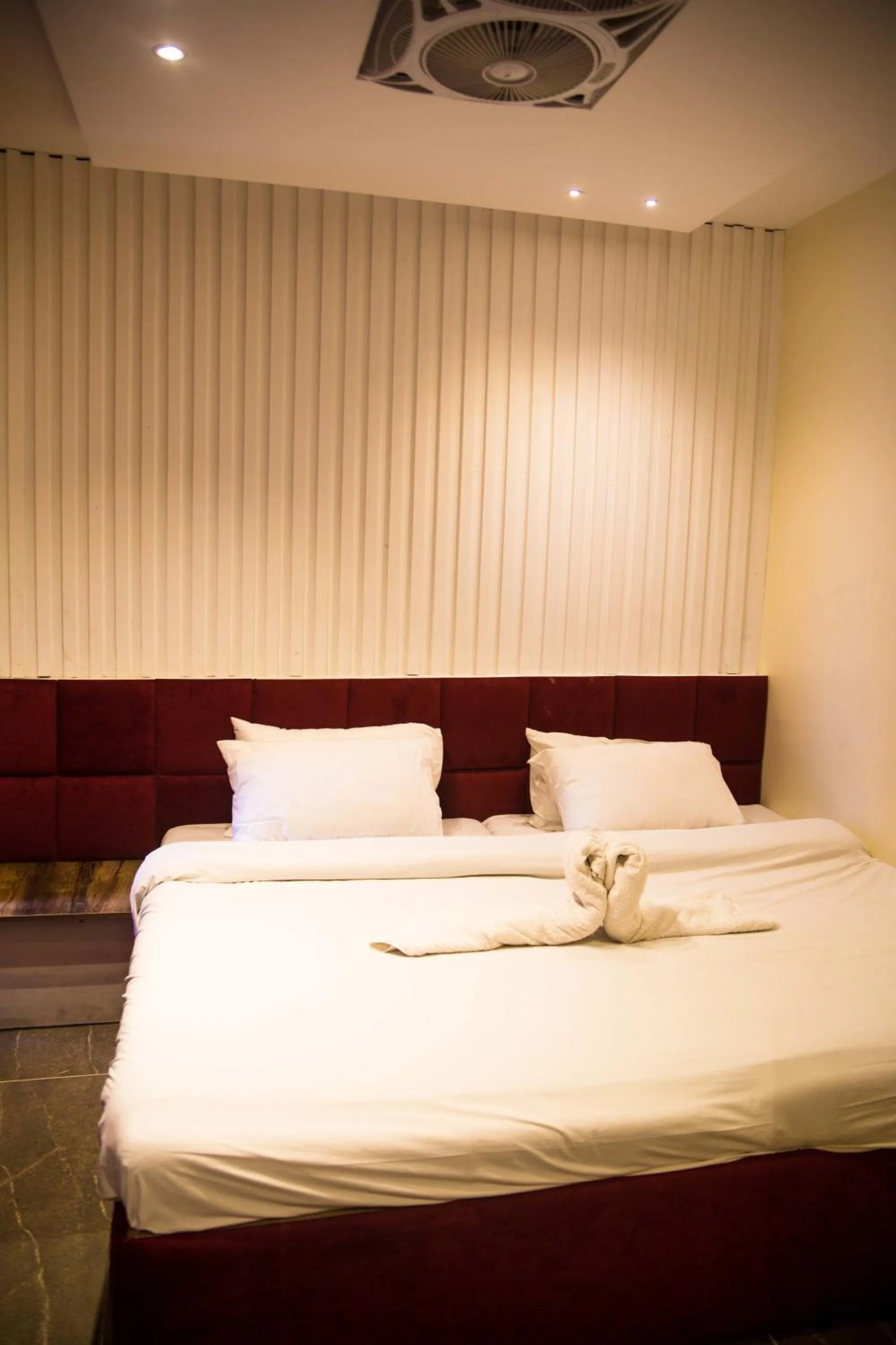 Photo of the whole room, Bed in Metropole Hotel