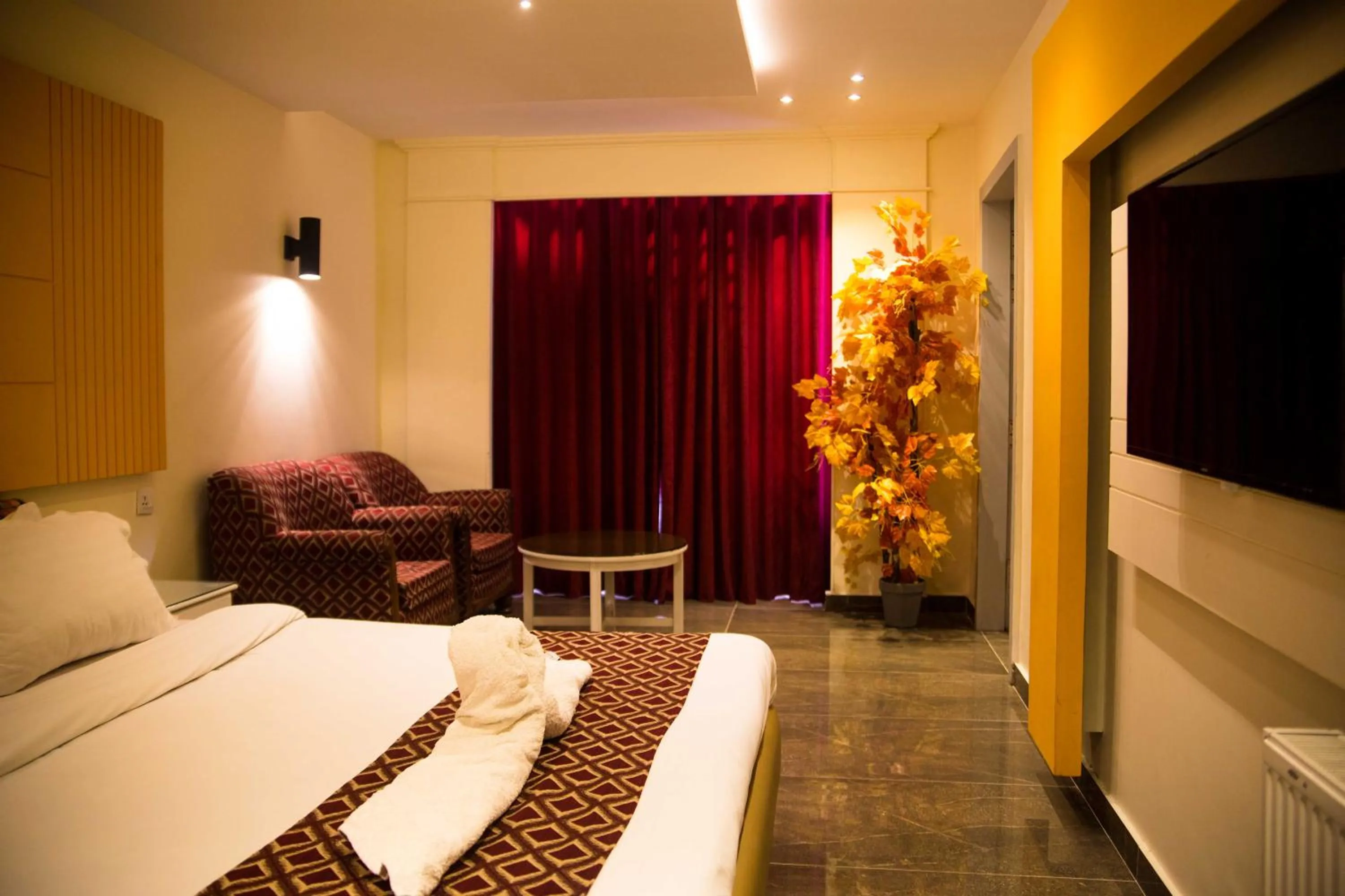 Communal lounge/ TV room, Bed in Metropole Hotel