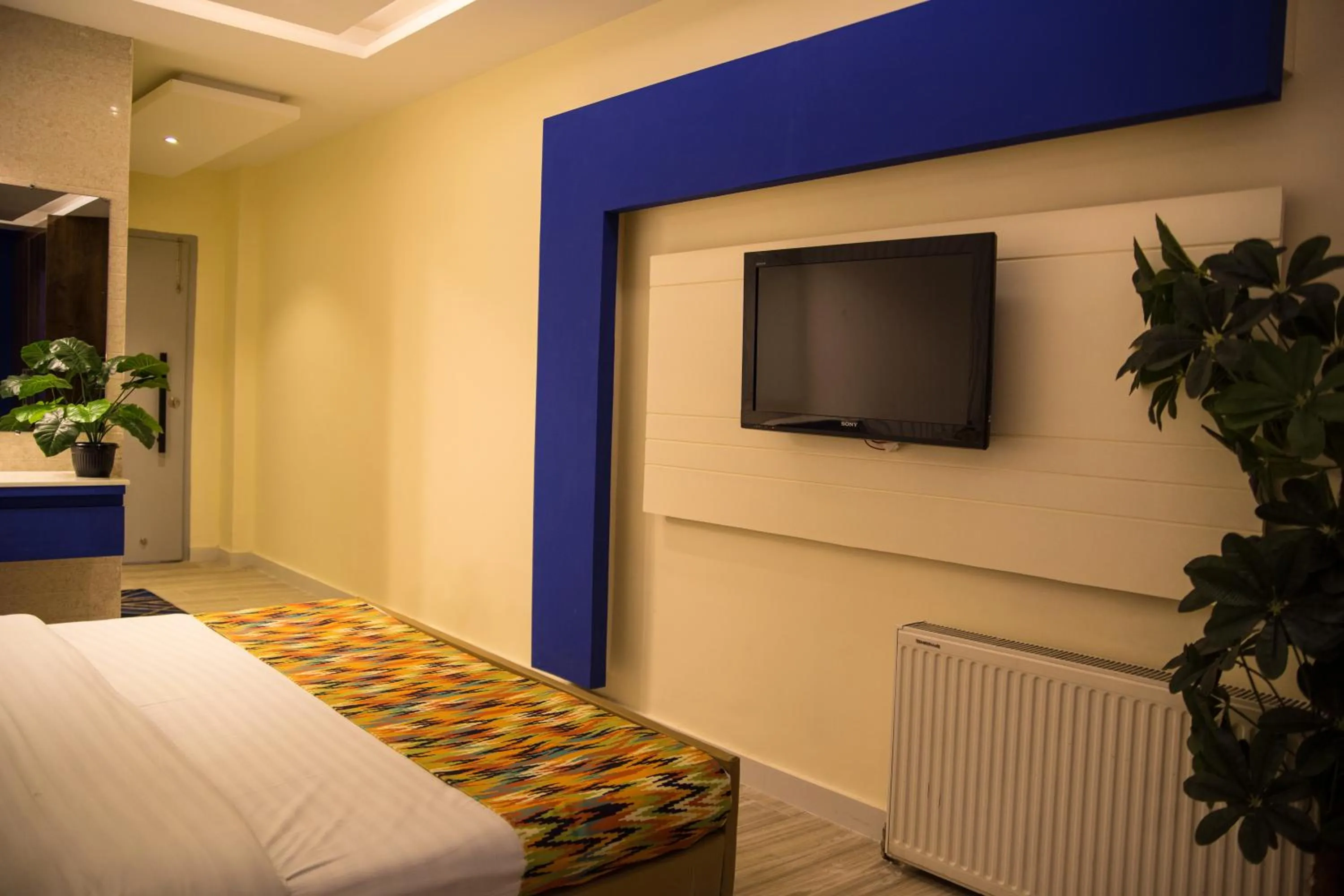 Communal lounge/ TV room, Bed in Metropole Hotel