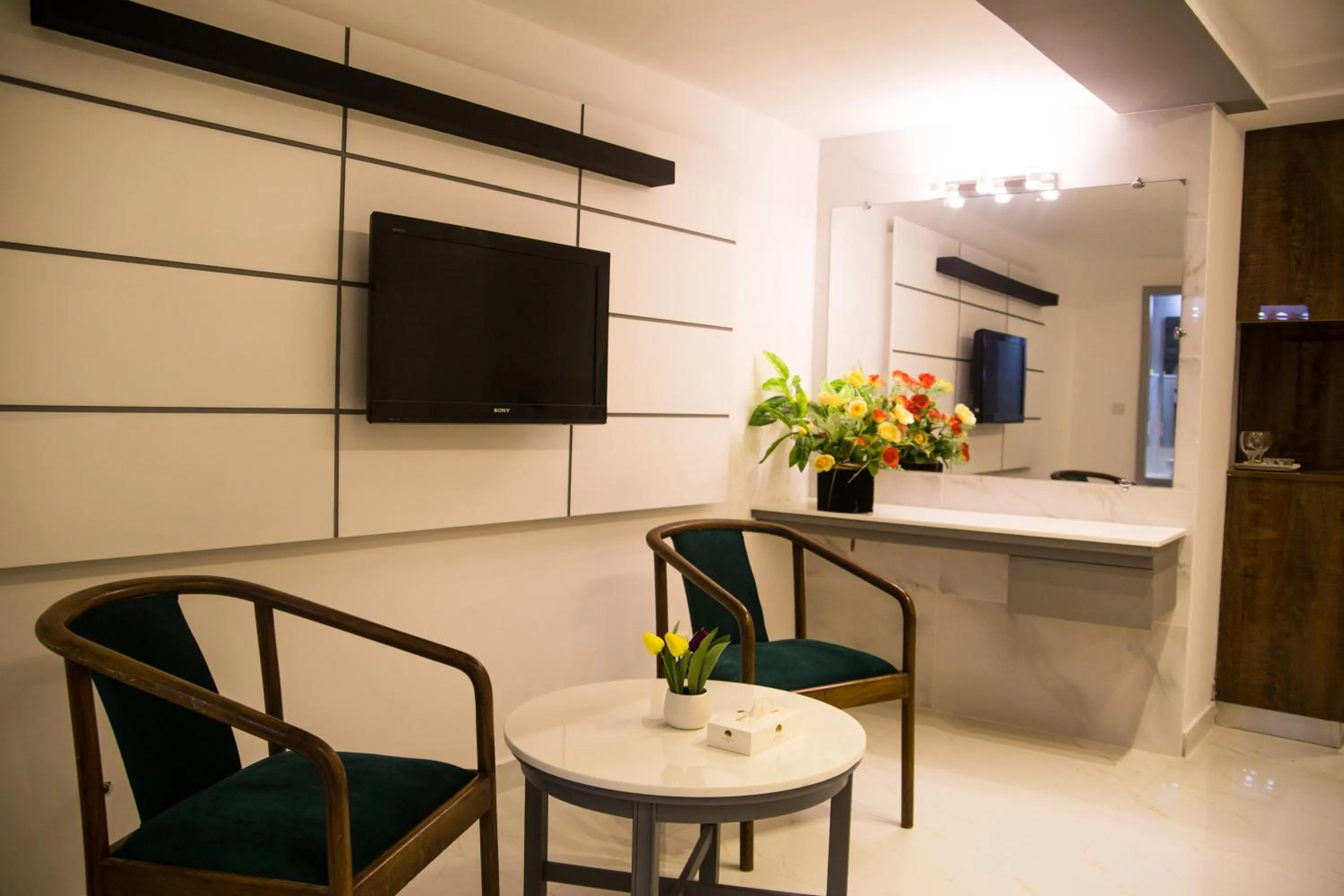 Communal lounge/ TV room in Metropole Hotel