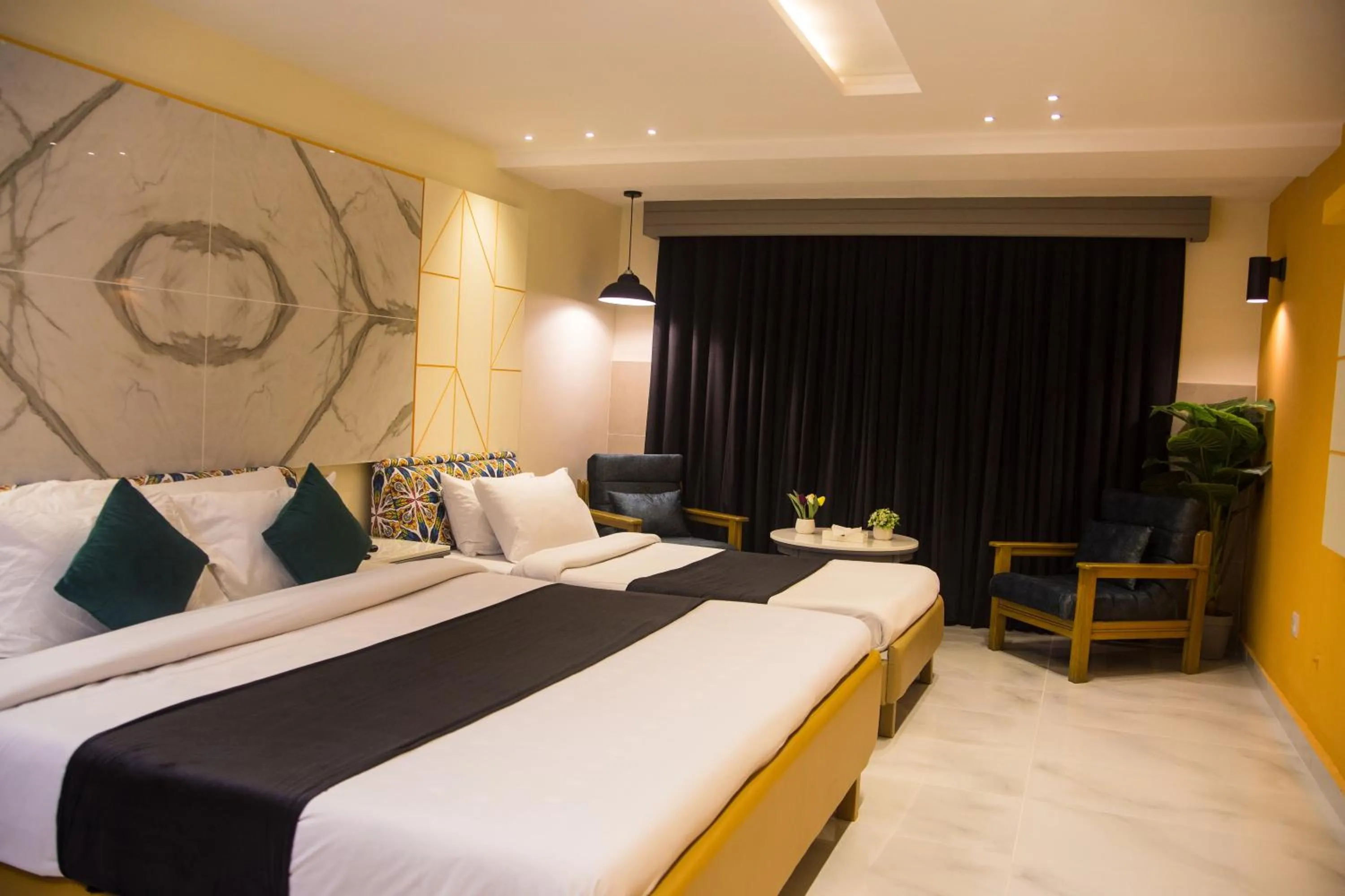 Living room, Bed in Metropole Hotel