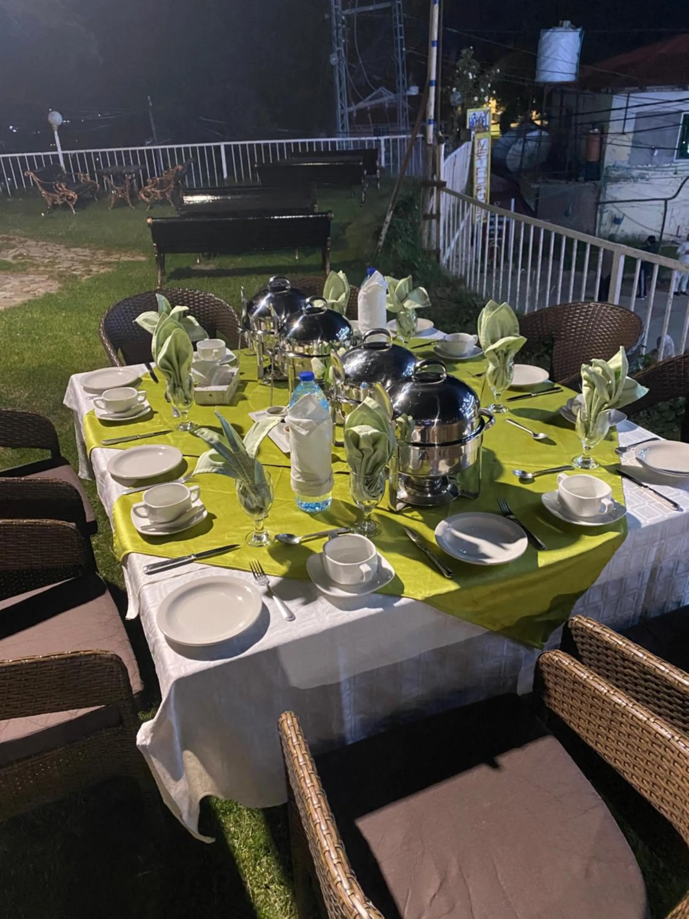 Restaurant/places to eat in Metropole Hotel