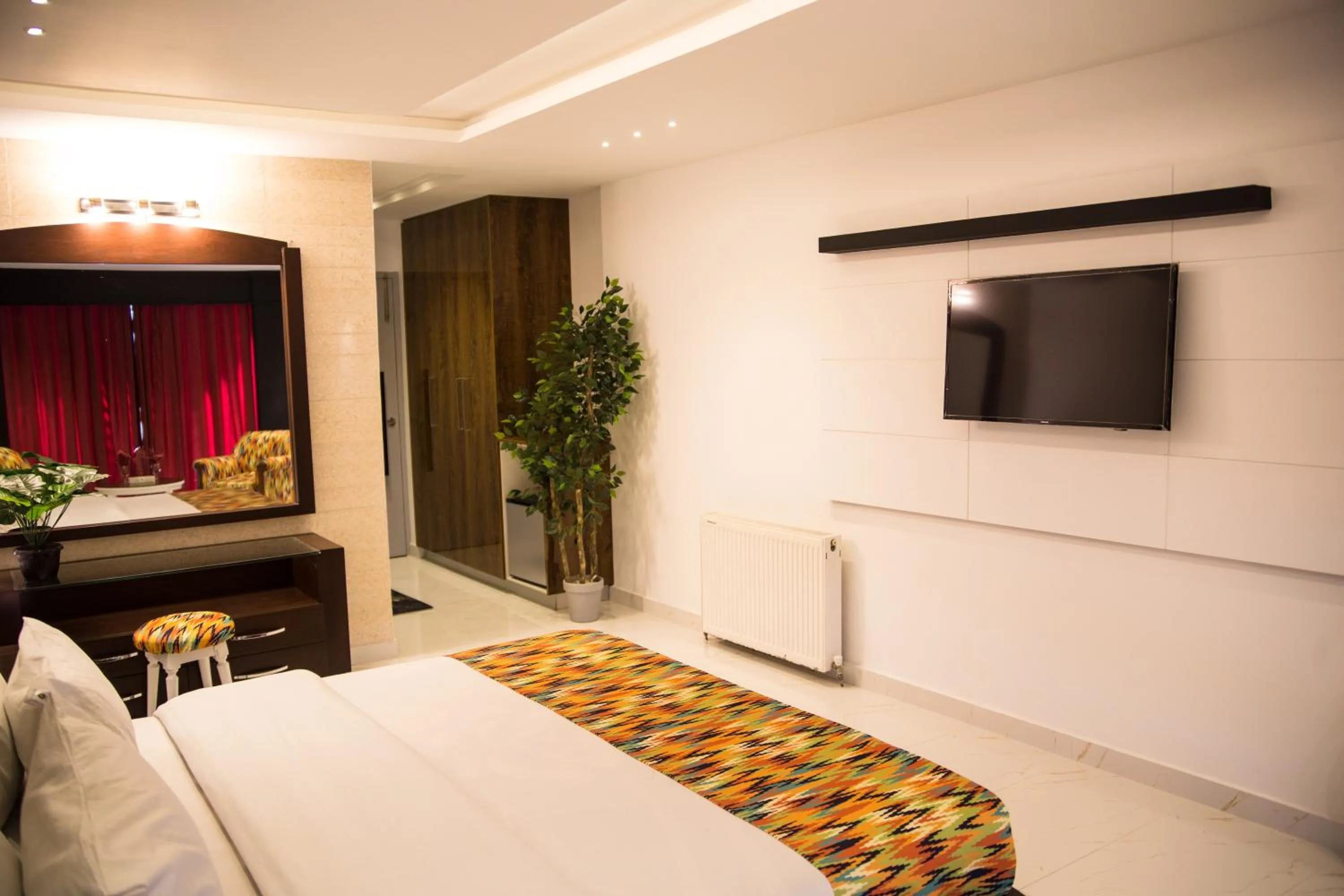 Communal lounge/ TV room, Bed in Metropole Hotel