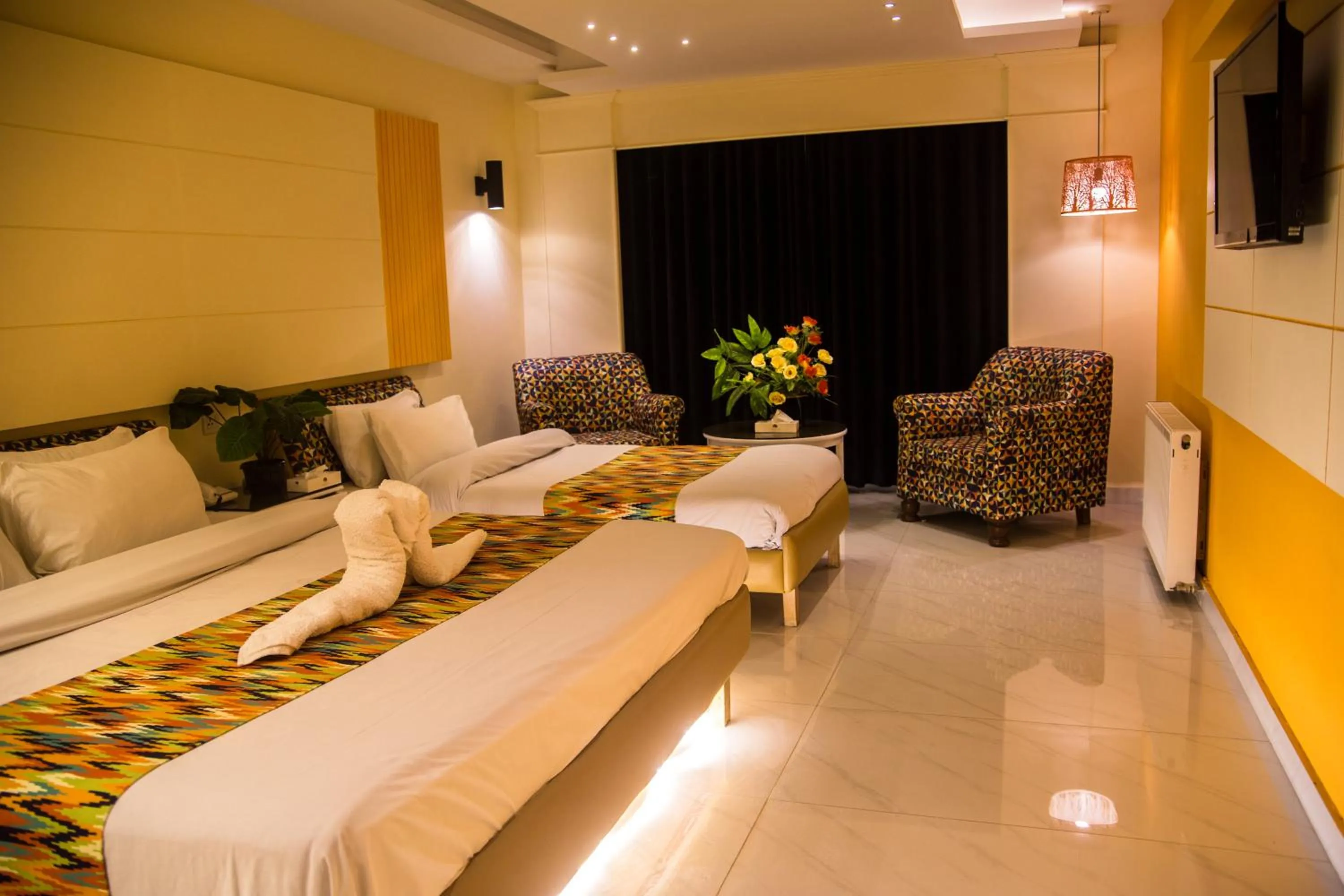 Communal lounge/ TV room, Bed in Metropole Hotel