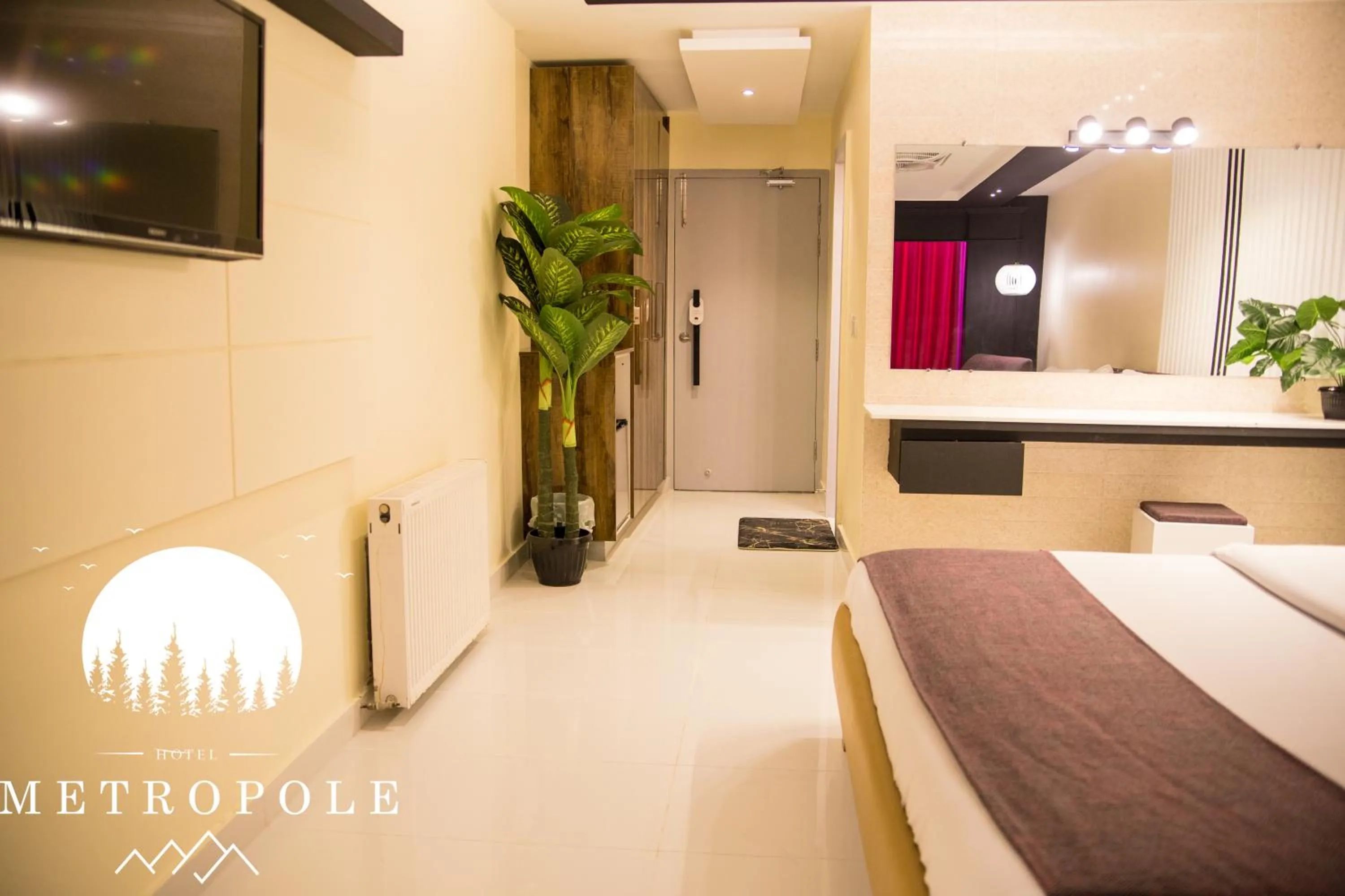 Communal lounge/ TV room, Bed in Metropole Hotel