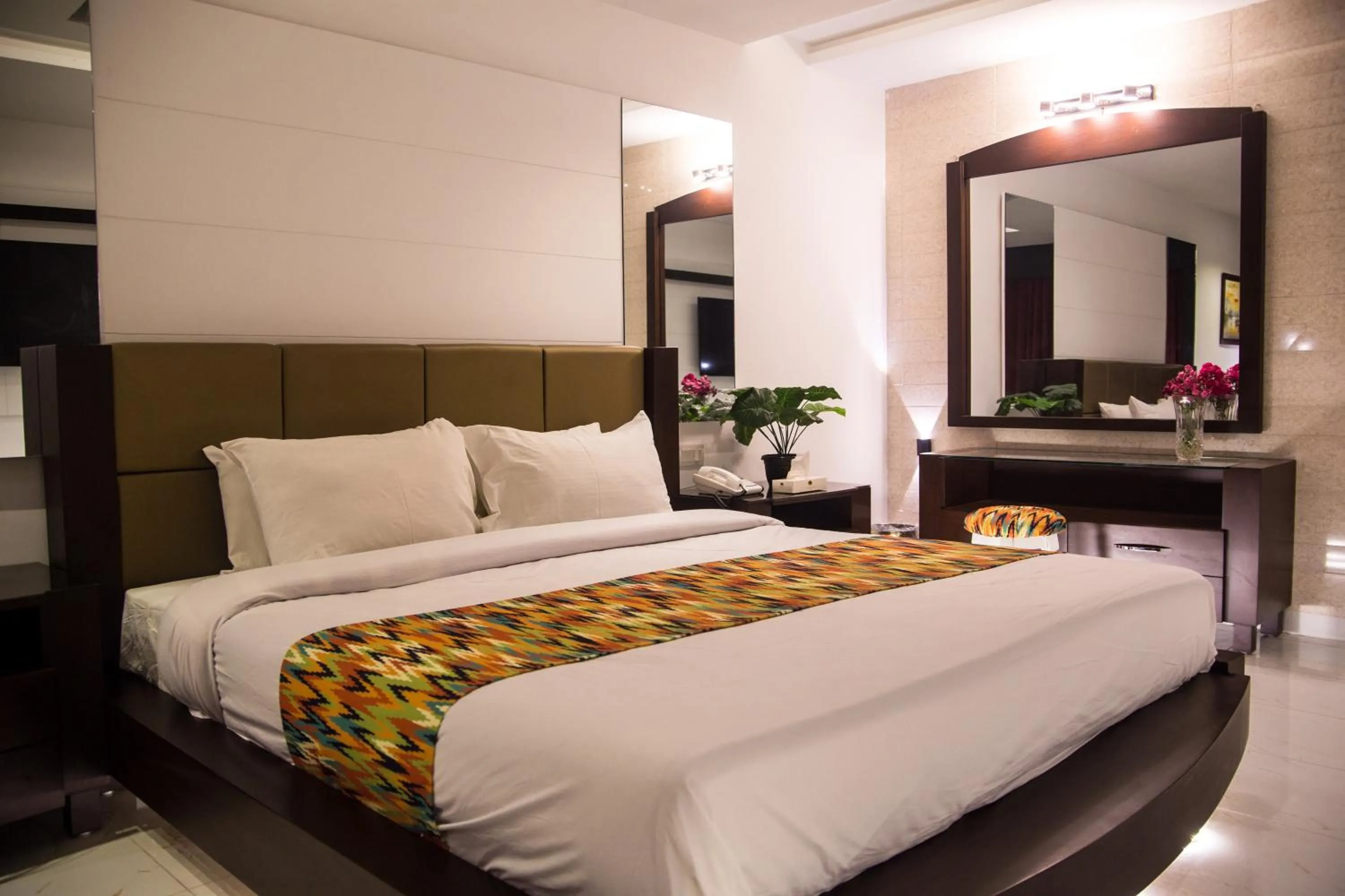 Photo of the whole room, Bed in Metropole Hotel