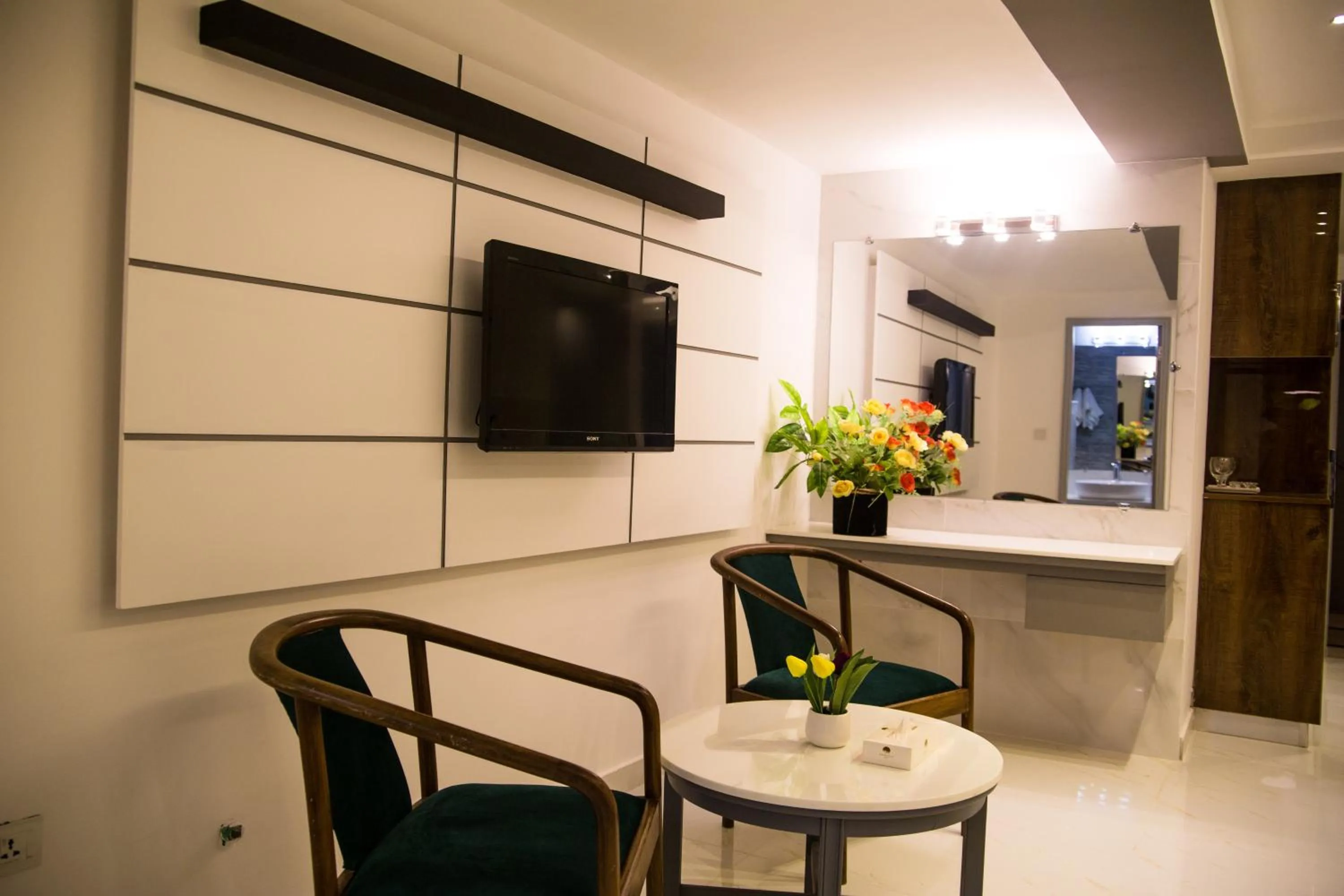 Communal lounge/ TV room in Metropole Hotel