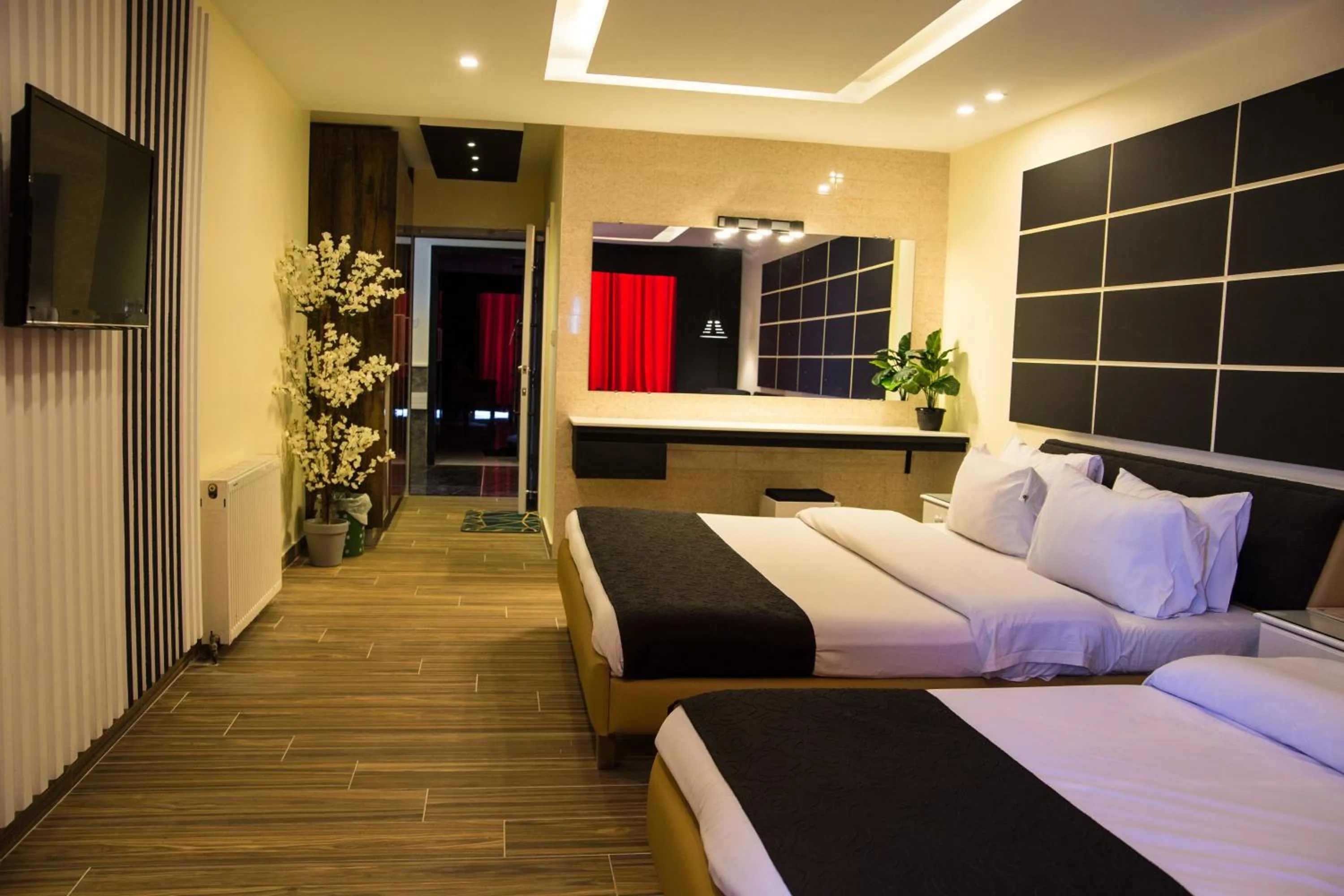 Communal lounge/ TV room, Bed in Metropole Hotel