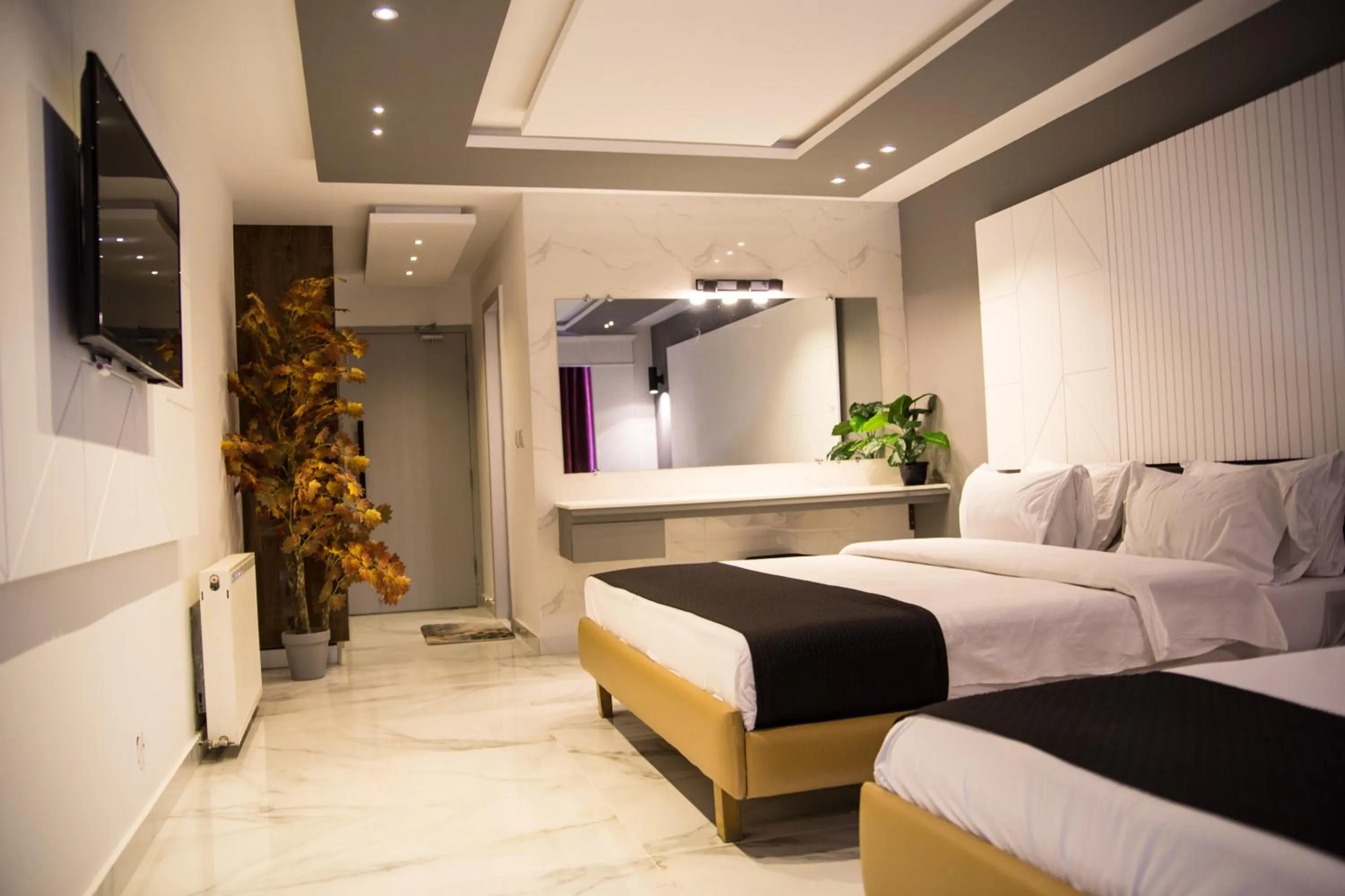 Communal lounge/ TV room, Bed in Metropole Hotel