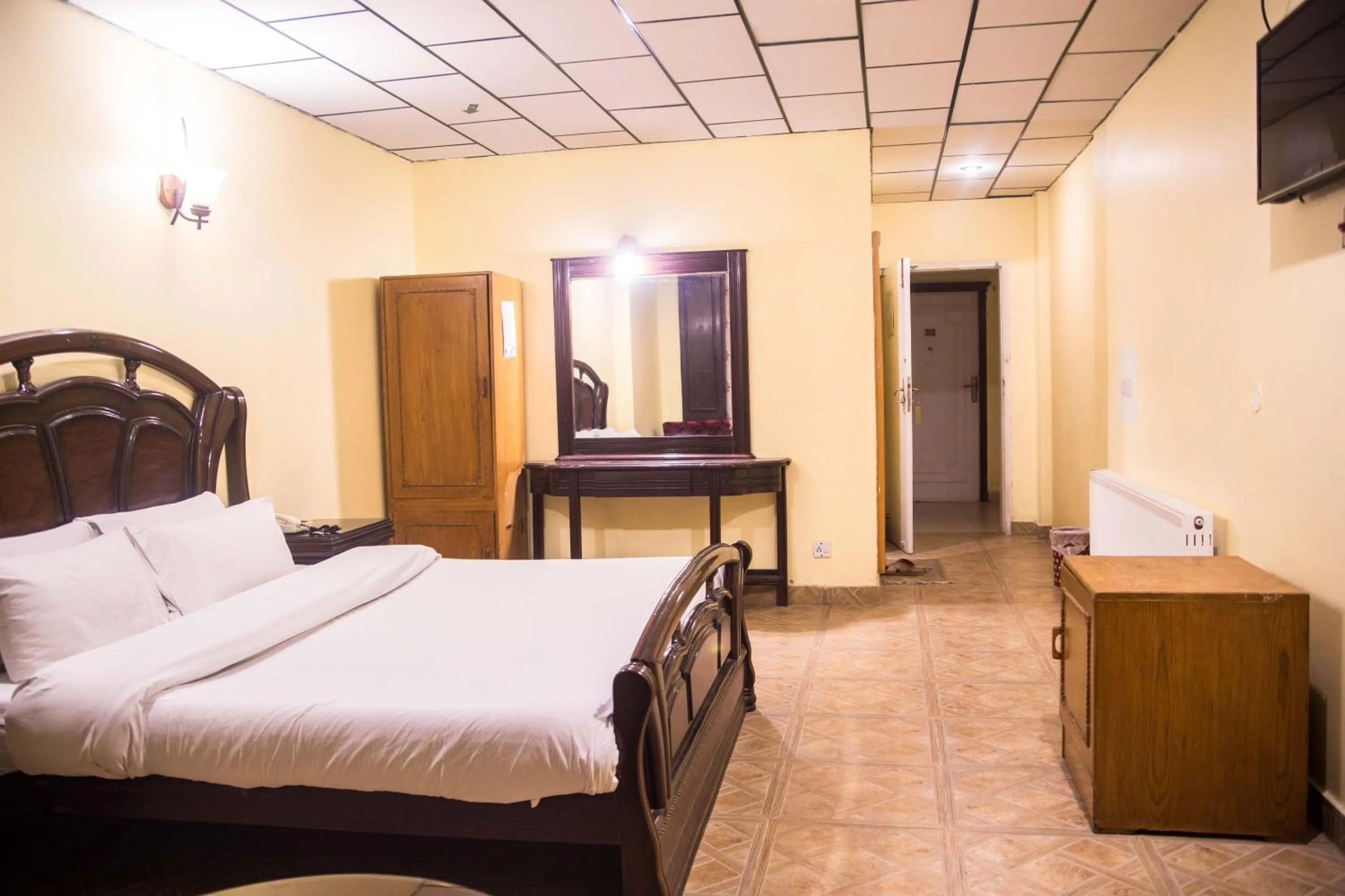 TV and multimedia, Bed in Metropole Hotel