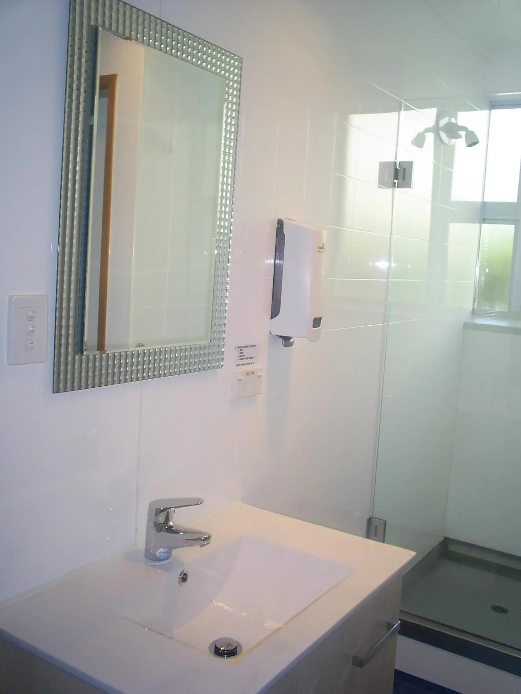 Shower, Bathroom in The Flaming Kiwi Backpacker