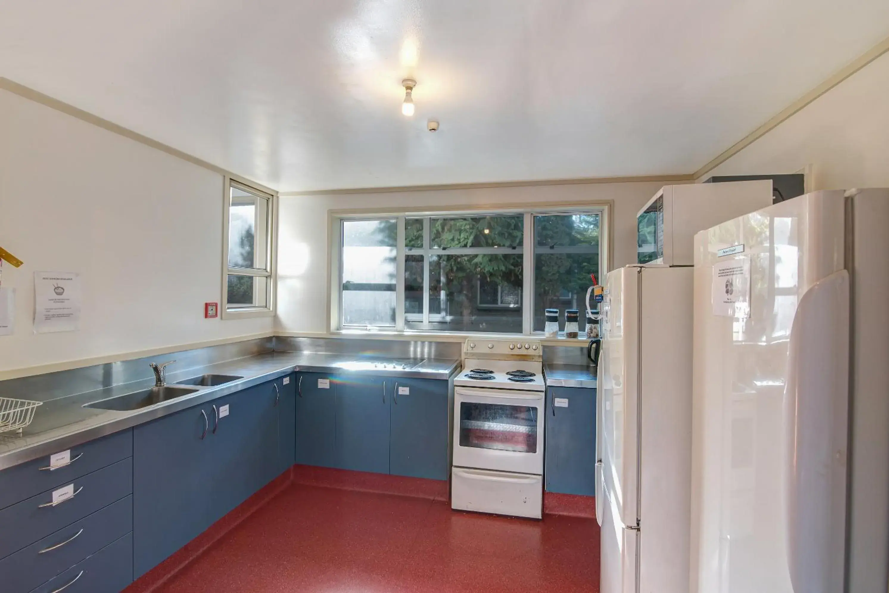 Communal kitchen, Kitchen/Kitchenette in The Flaming Kiwi Backpacker