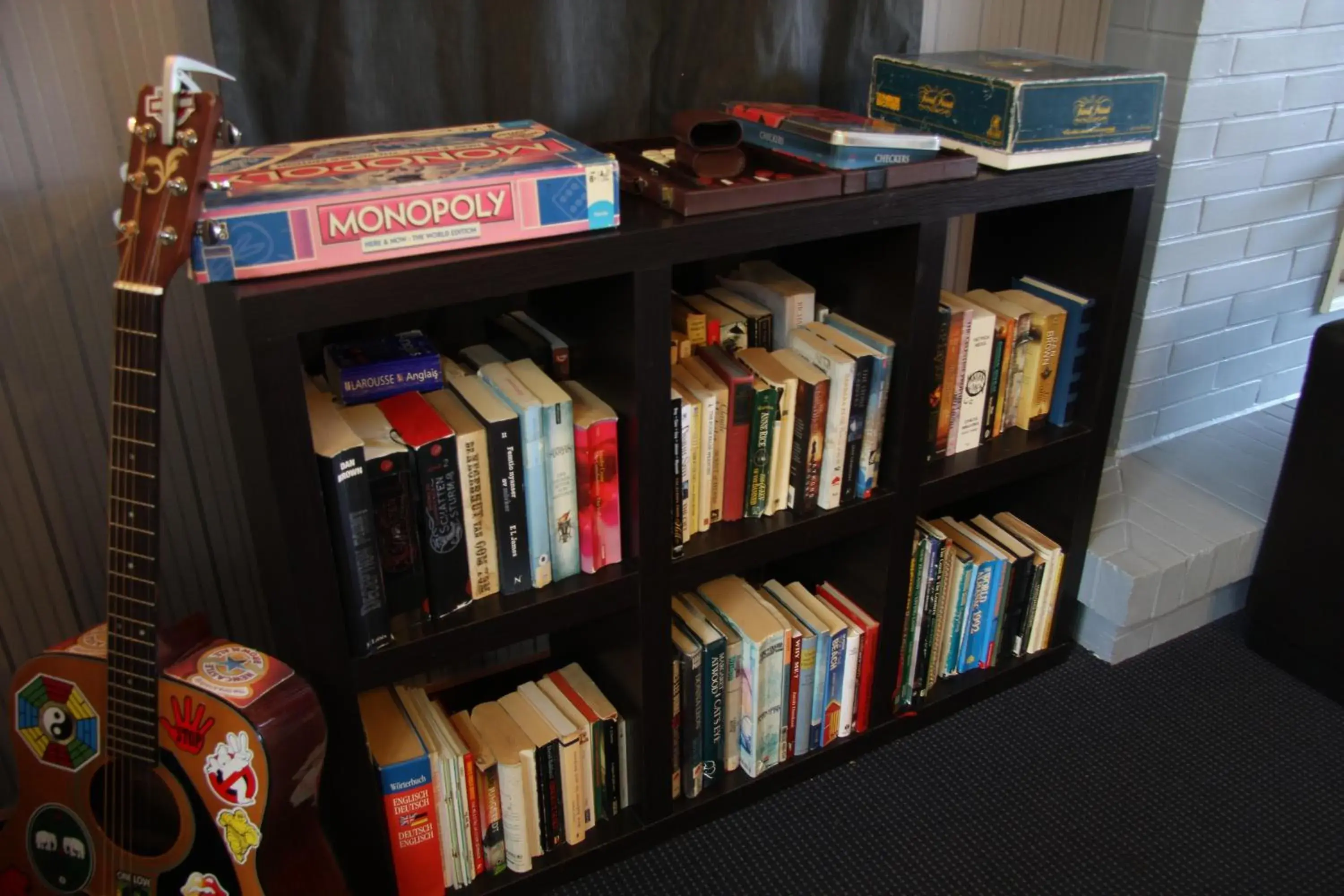 Communal lounge/ TV room, Library in The Flaming Kiwi Backpacker