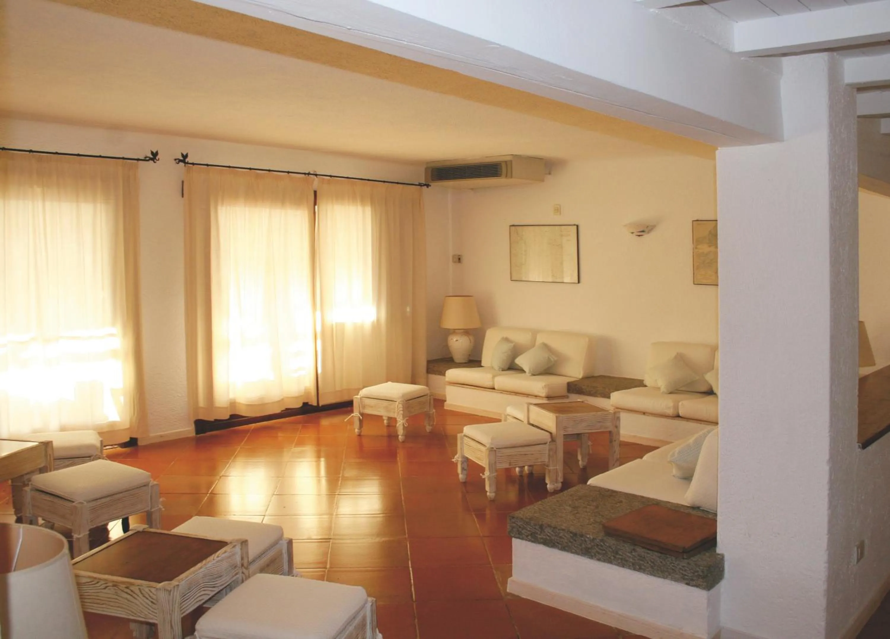 Communal lounge/ TV room in IHR Hotel San Paolo