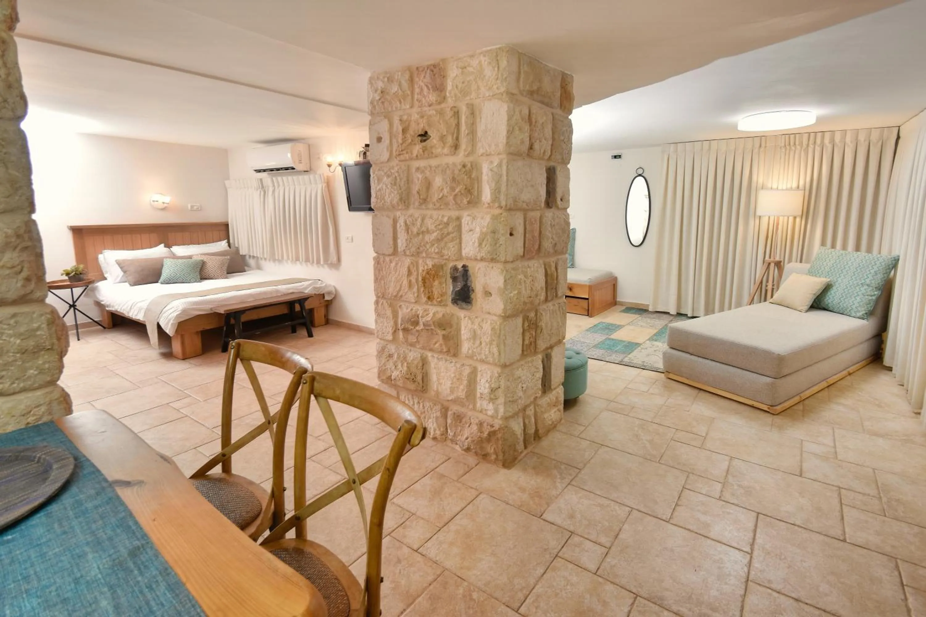 Photo of the whole room, Bed in The Mansion In Had Ness