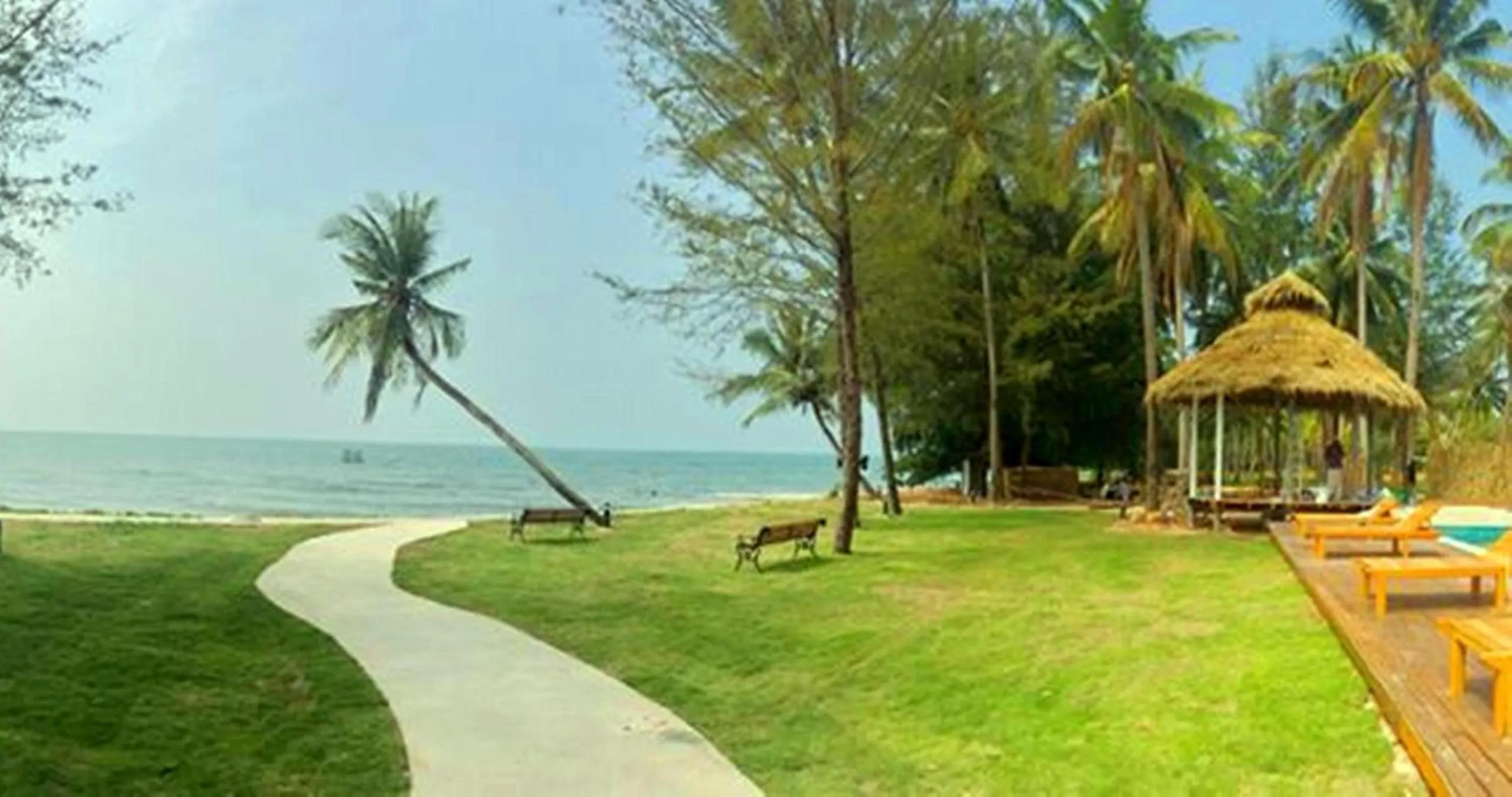 Facade/entrance in Meet The Sea