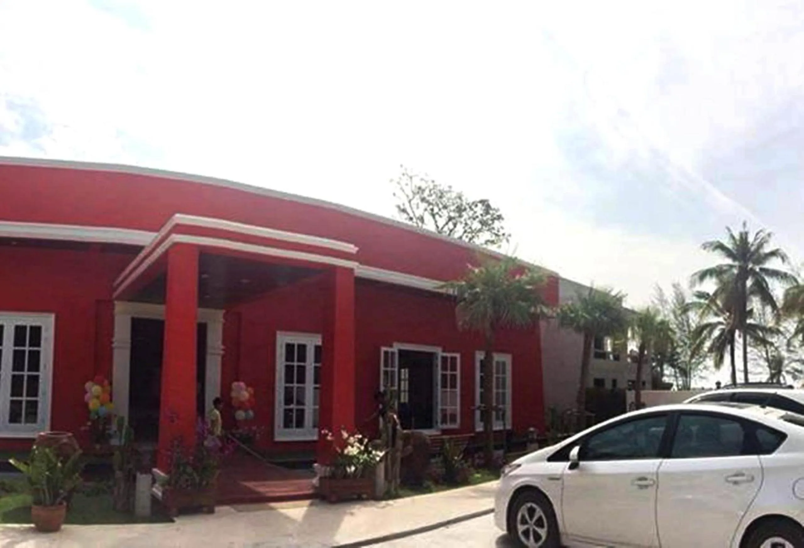 Facade/entrance in Meet The Sea