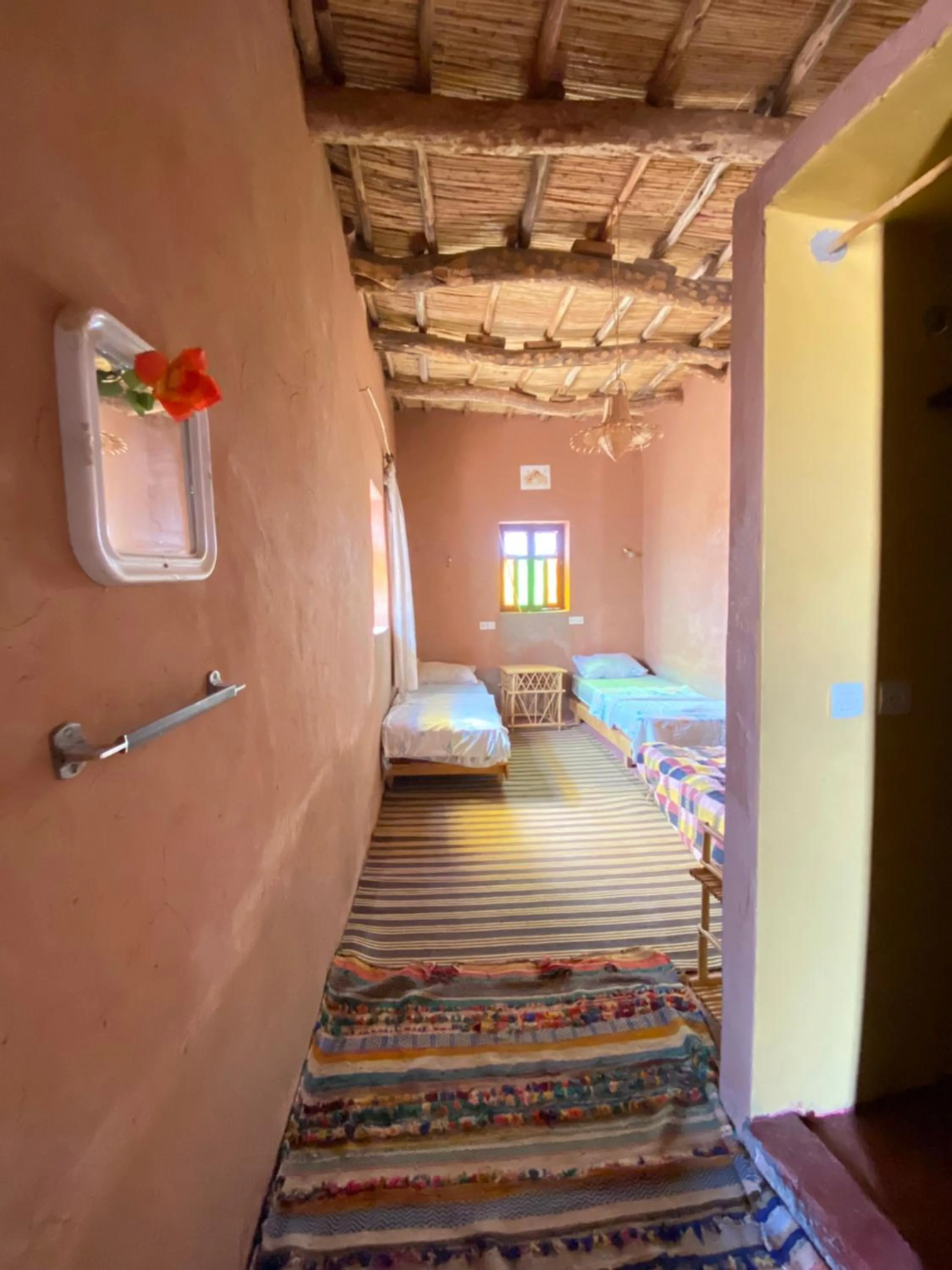 Photo of the whole room, Bed in auberge restau tombouctou