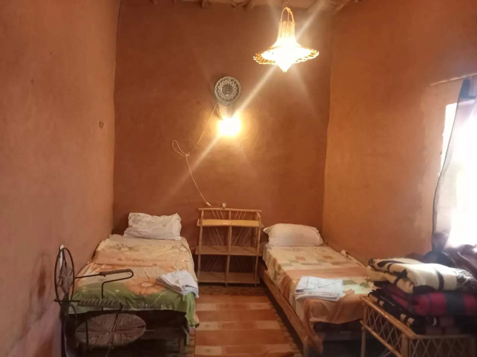 Photo of the whole room, Bed in auberge restau tombouctou