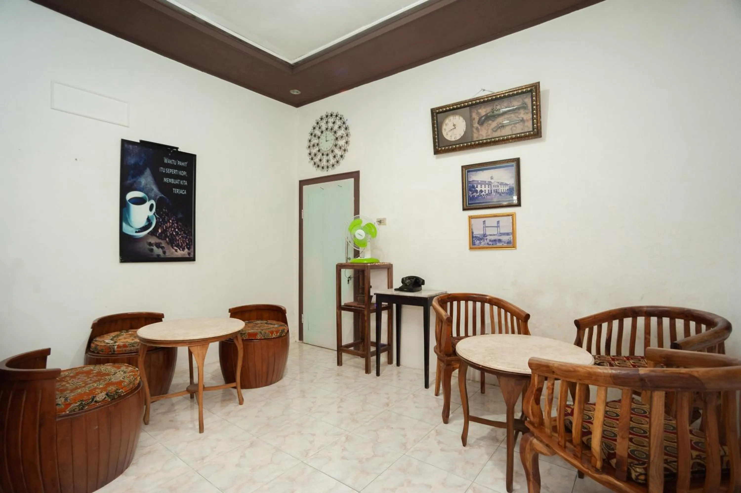 Seating area in RedDoorz Syariah @ Jalan KH. Mas Mansur Lampung