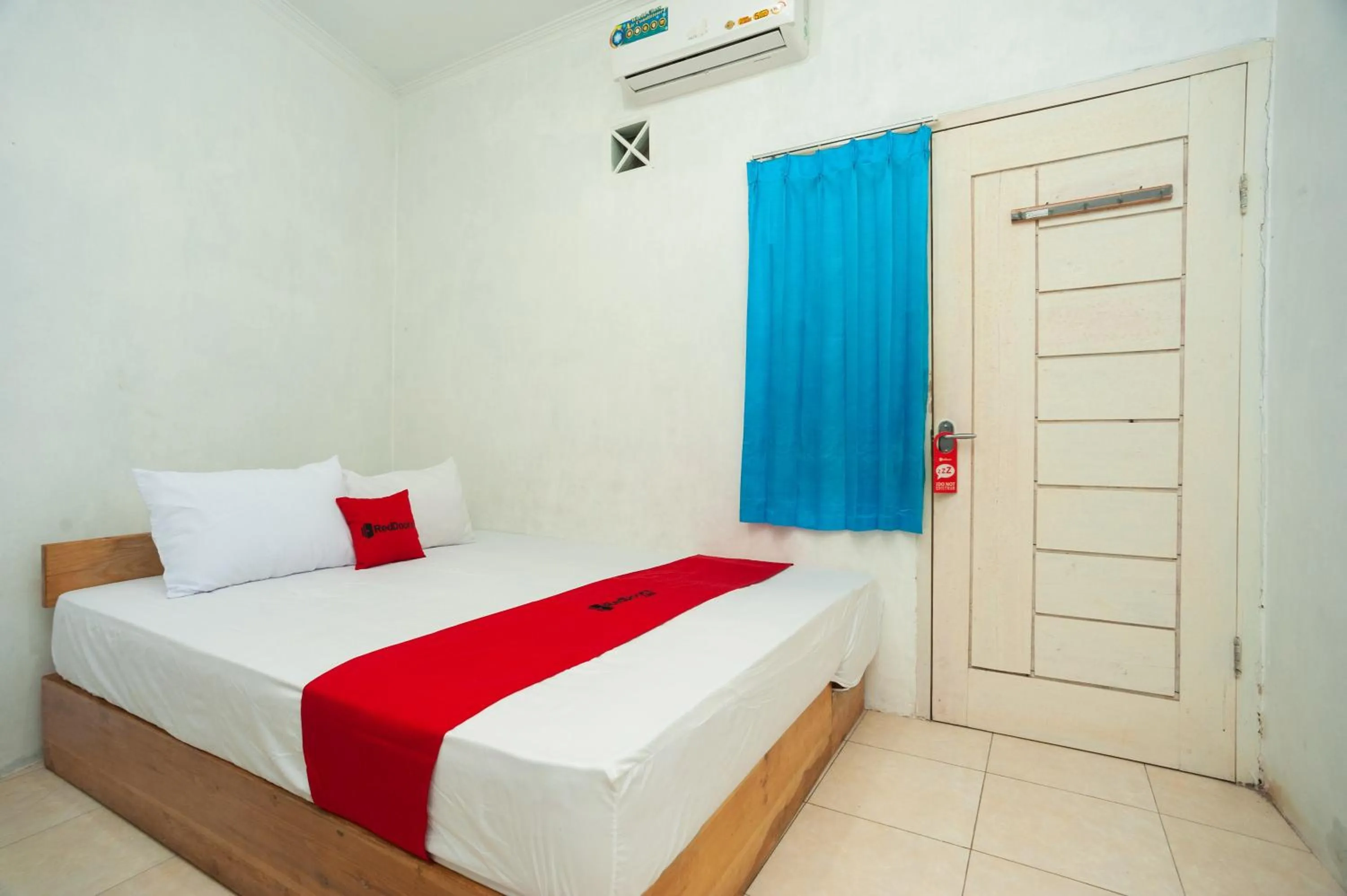 Bedroom, Bed in RedDoorz Syariah @ Jalan KH. Mas Mansur Lampung
