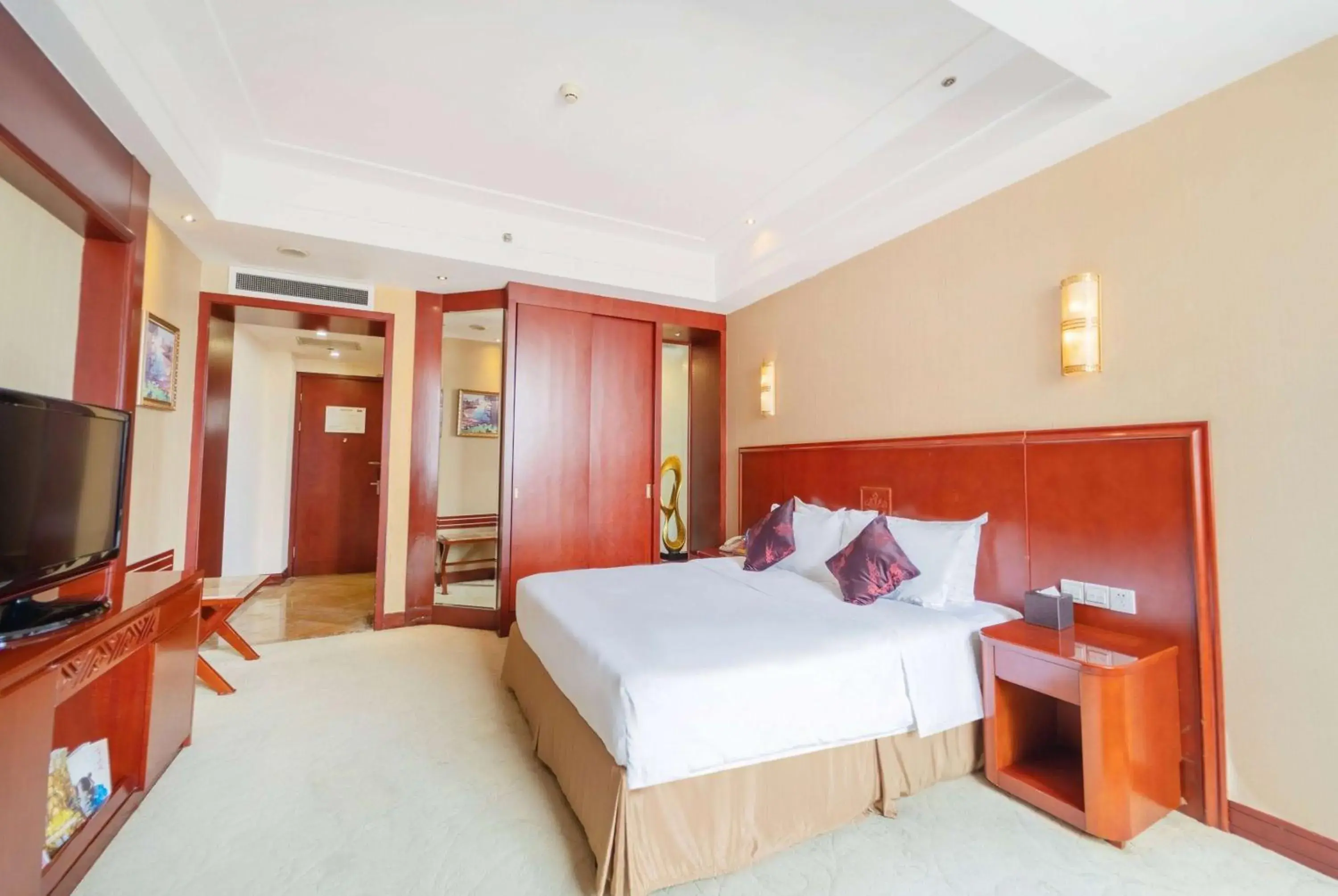 Photo of the whole room, Bed in Ramada Plaza by Wyndham Chongqing West Photo of the whole room, Bed in Ramada Plaza by Wyndham Chongqing West