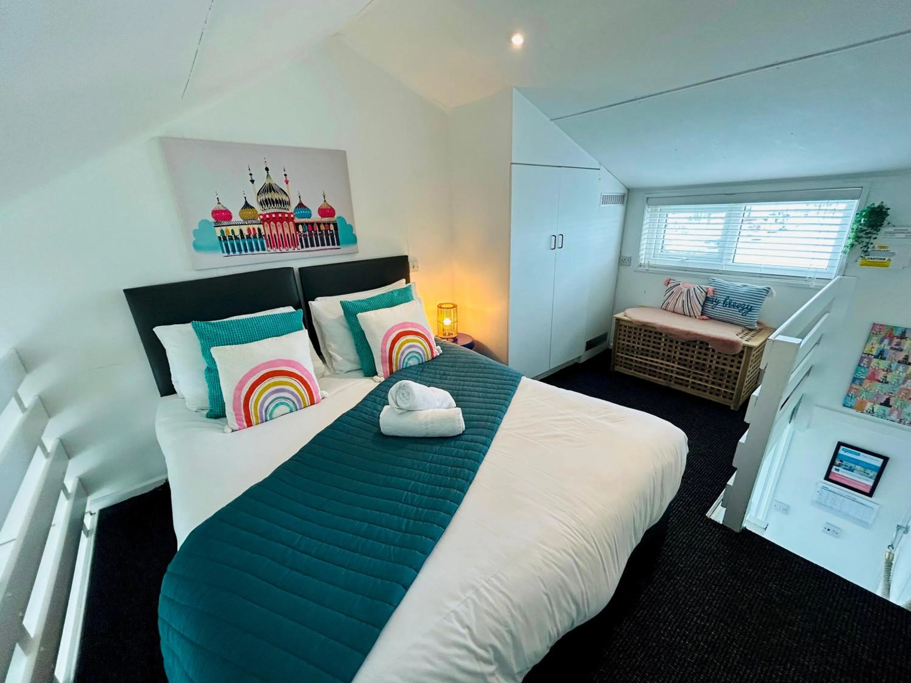 Other, Bed in On the Water 4 with Free Parking By My Getaways