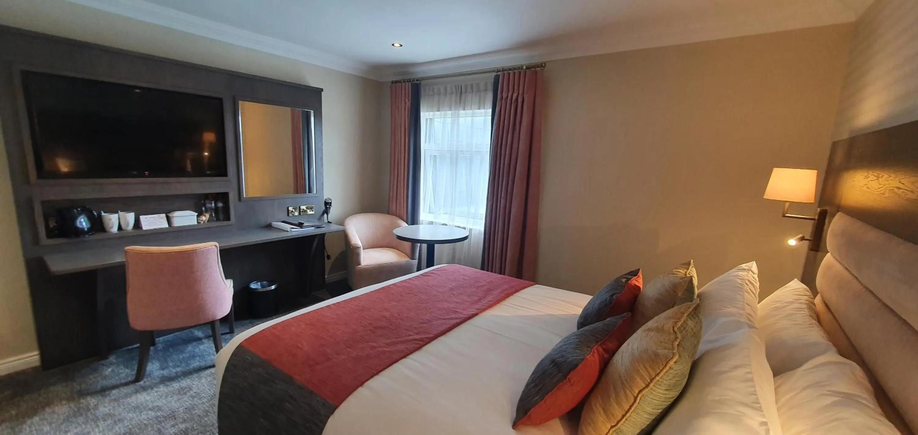 TV and multimedia, Bed in Burrendale Hotel Country Club & Spa