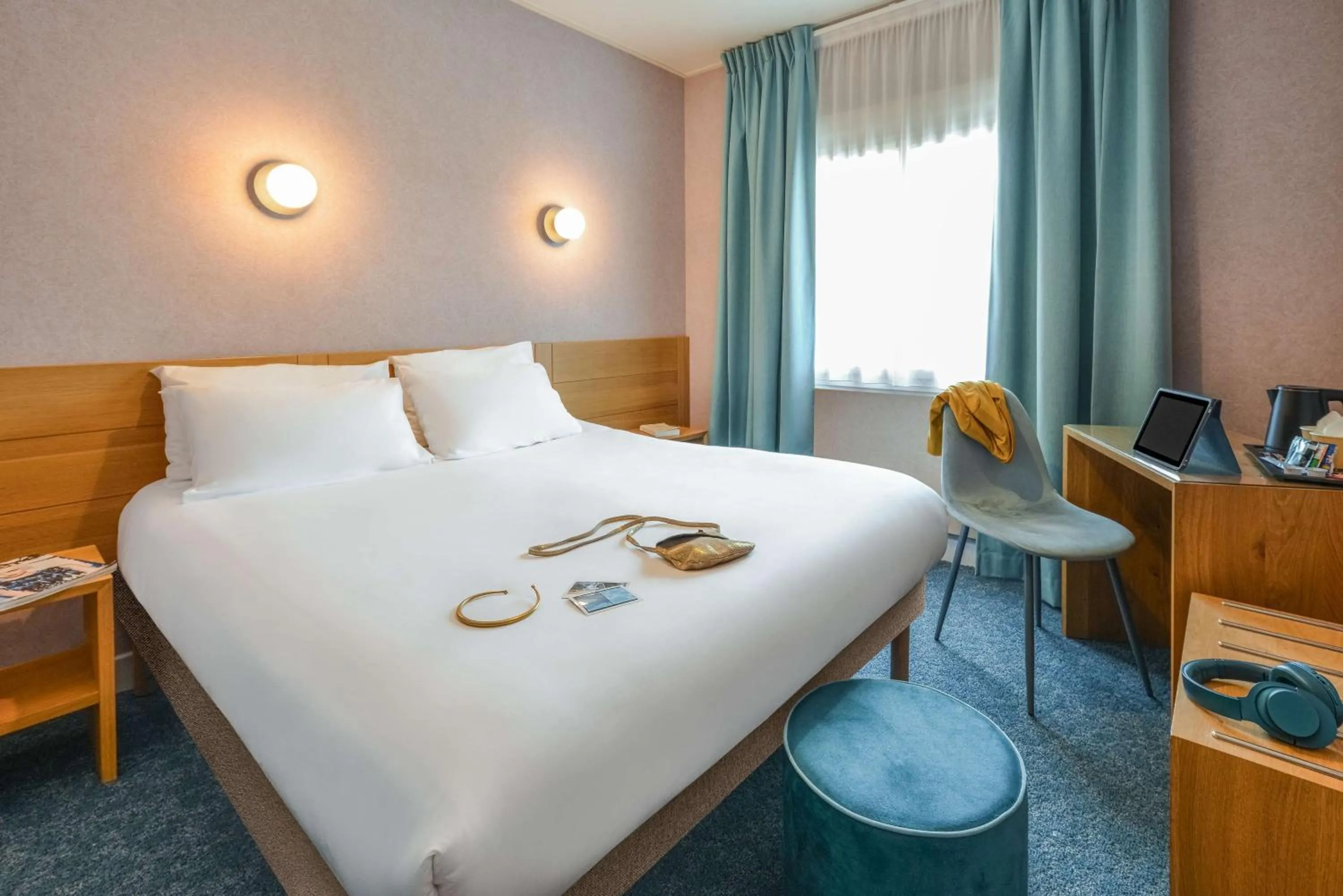 Bedroom, Bed in Sure Hotel by Best Western Centre Beaune