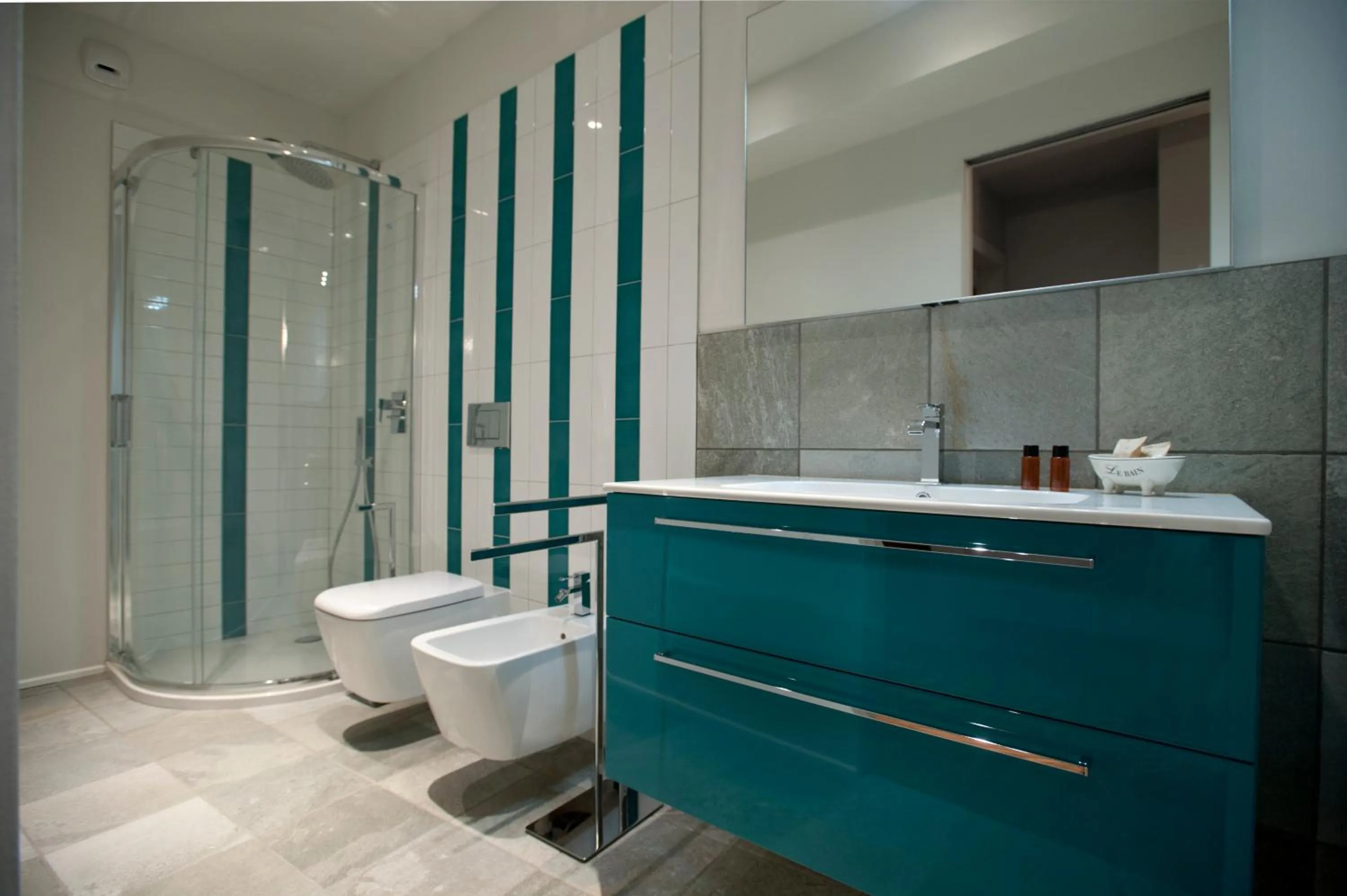 Bathroom in Vinoteca La Sacrestia