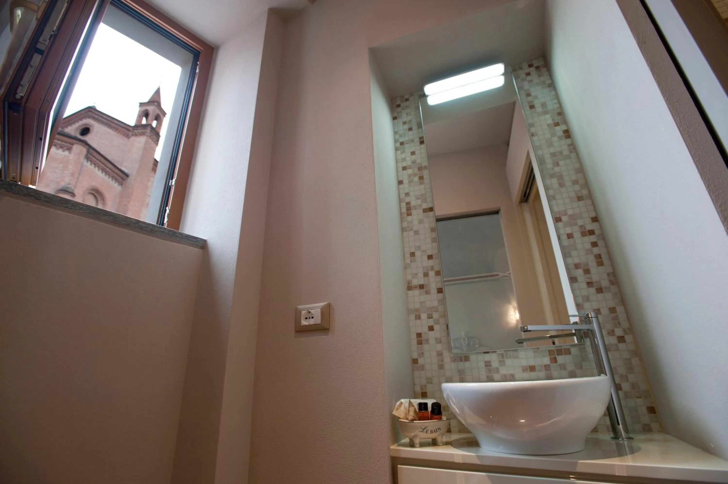 Toilet in Vinoteca La Sacrestia