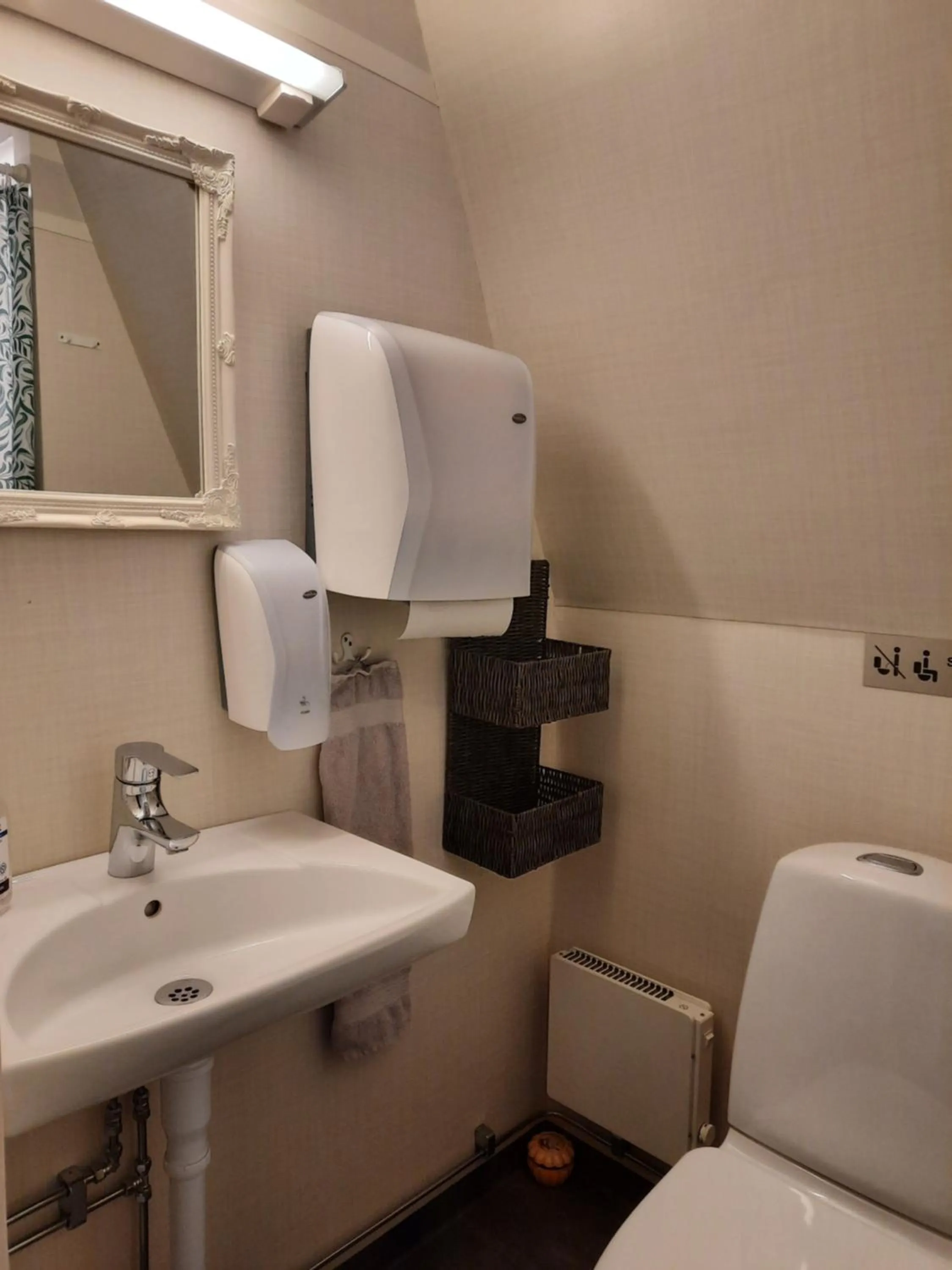 Toilet in KvarnDammens Bed & Breakfast