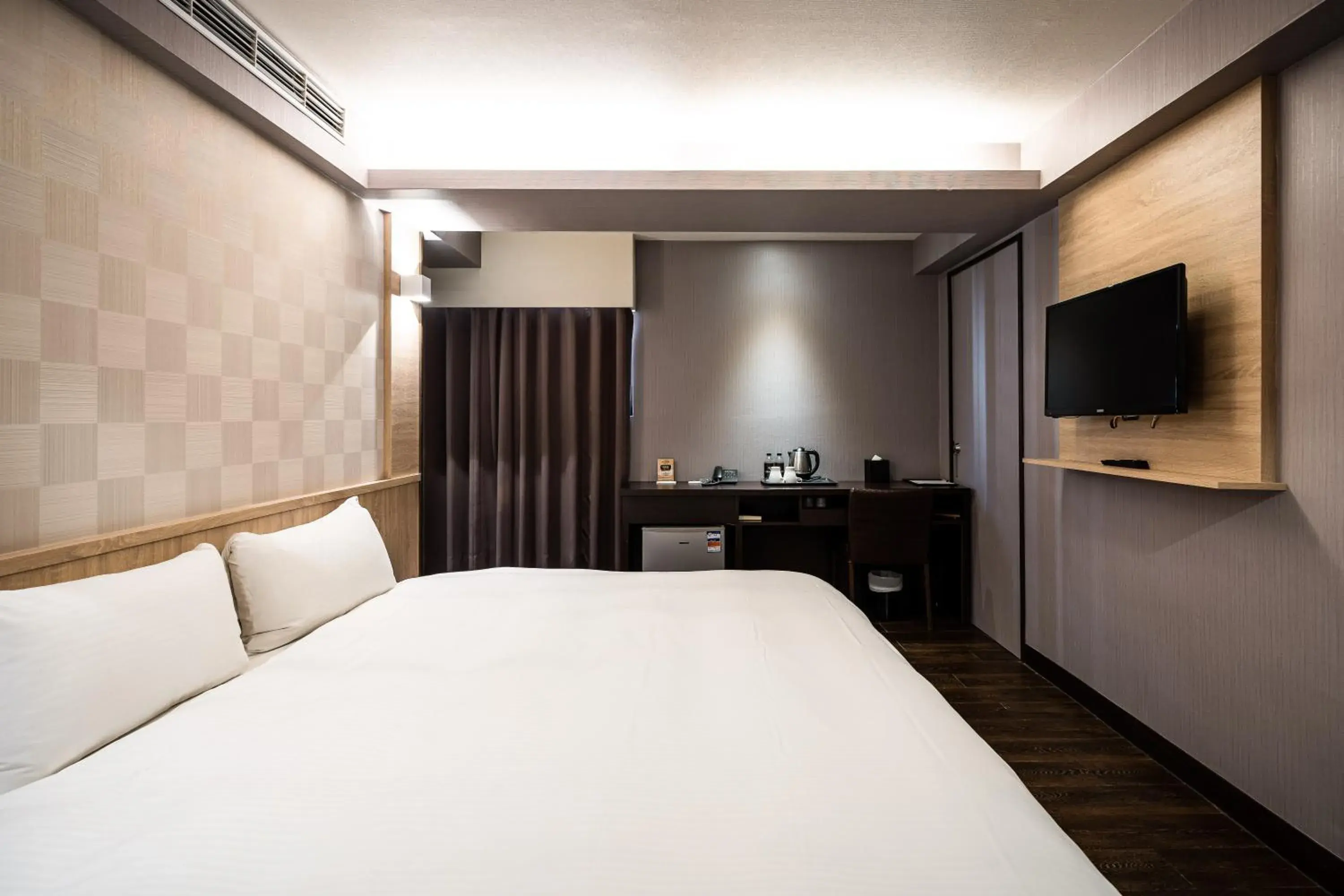 Bed in Global Traveler Hotel Bed in Global Traveler Hotel